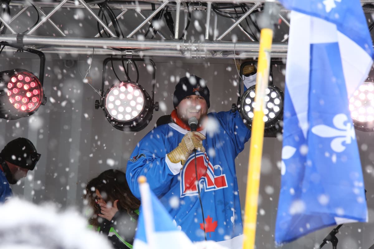 Bernard Rambo Gauthier, figure du mouvement du «convoi de la liberté» à Québec, a tenu un discours devant les manifestants rassemblés sur le boulevard René Lévesque, près de l’Assemblée nationale, le samedi 19 février 2022. MARCEL TREMBLAY / AGENCE QMI