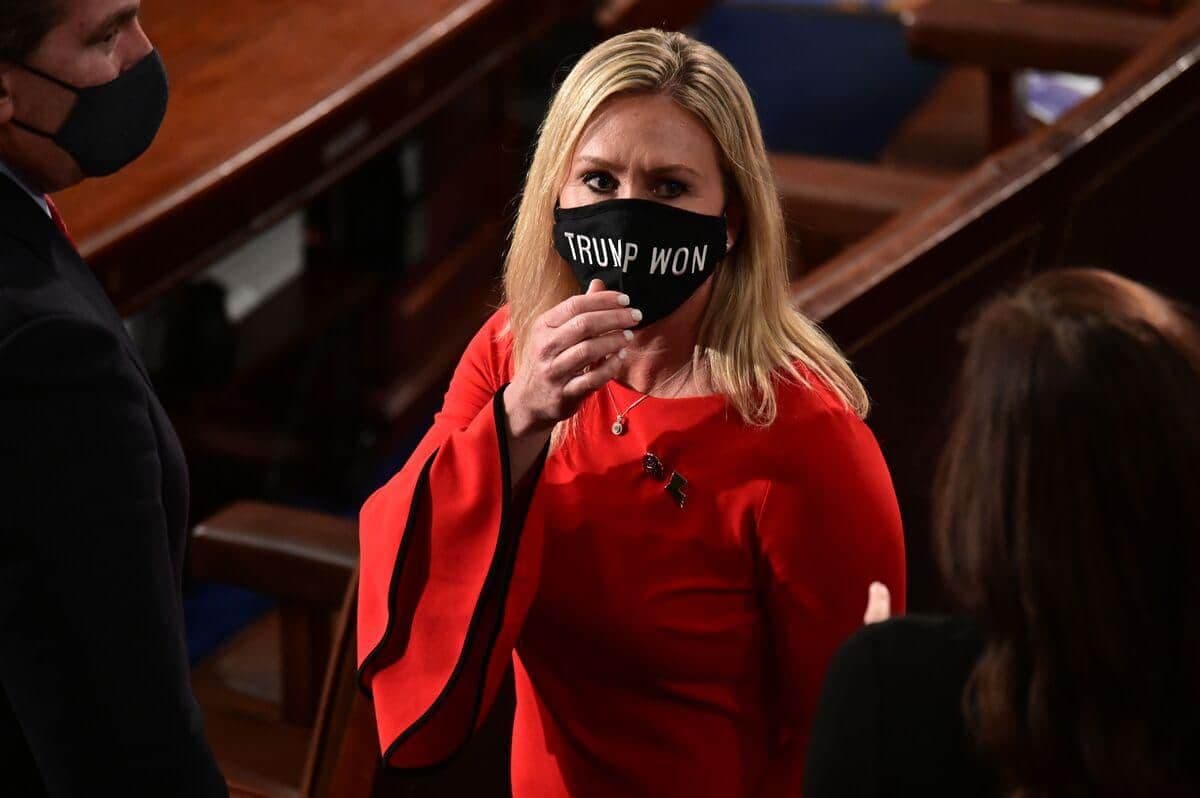 Marjorie Taylor Greene avec un masque «Trump a gagné» le 3 janvier 2021.
