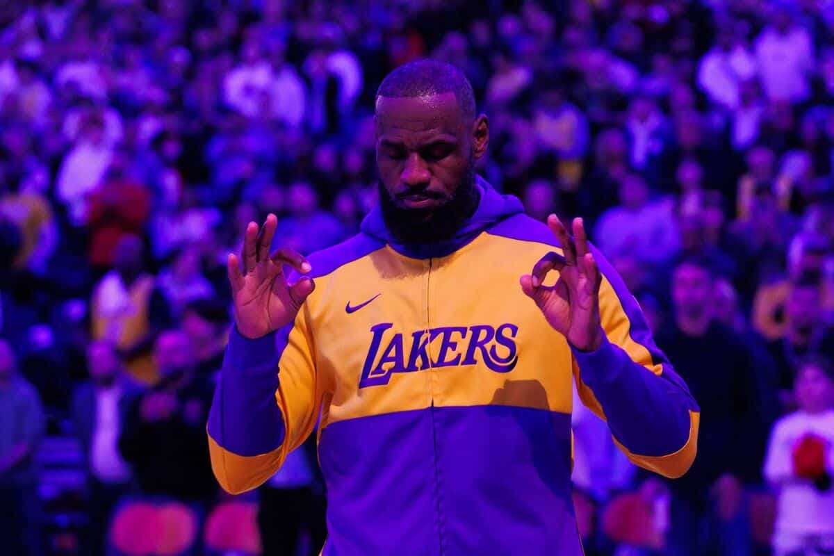 LeBron James durant l’hymne national, vendredi dernier, à Toronto.
