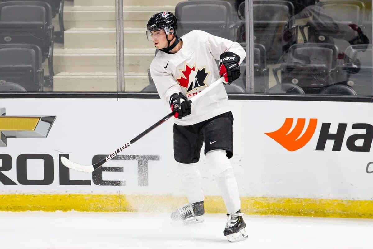 Kirby Dach s’est fracturé le poignet droit lors d’un match préparatoire disputé avec l’équipe canadienne des moins de 20 ans.