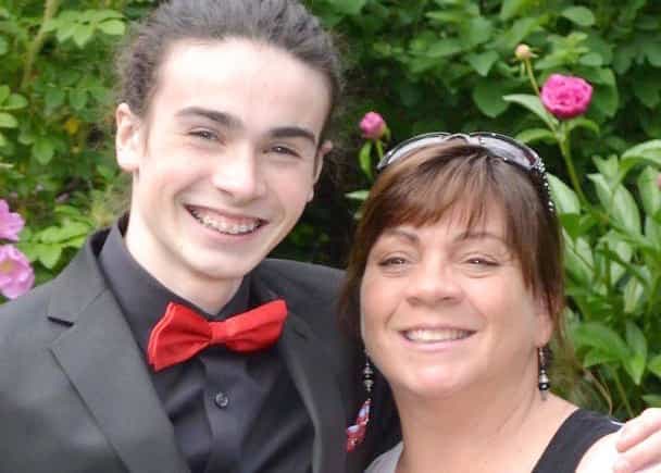 La victime Thomas Ratté, en compagnie de sa mère, Odette Lachance.