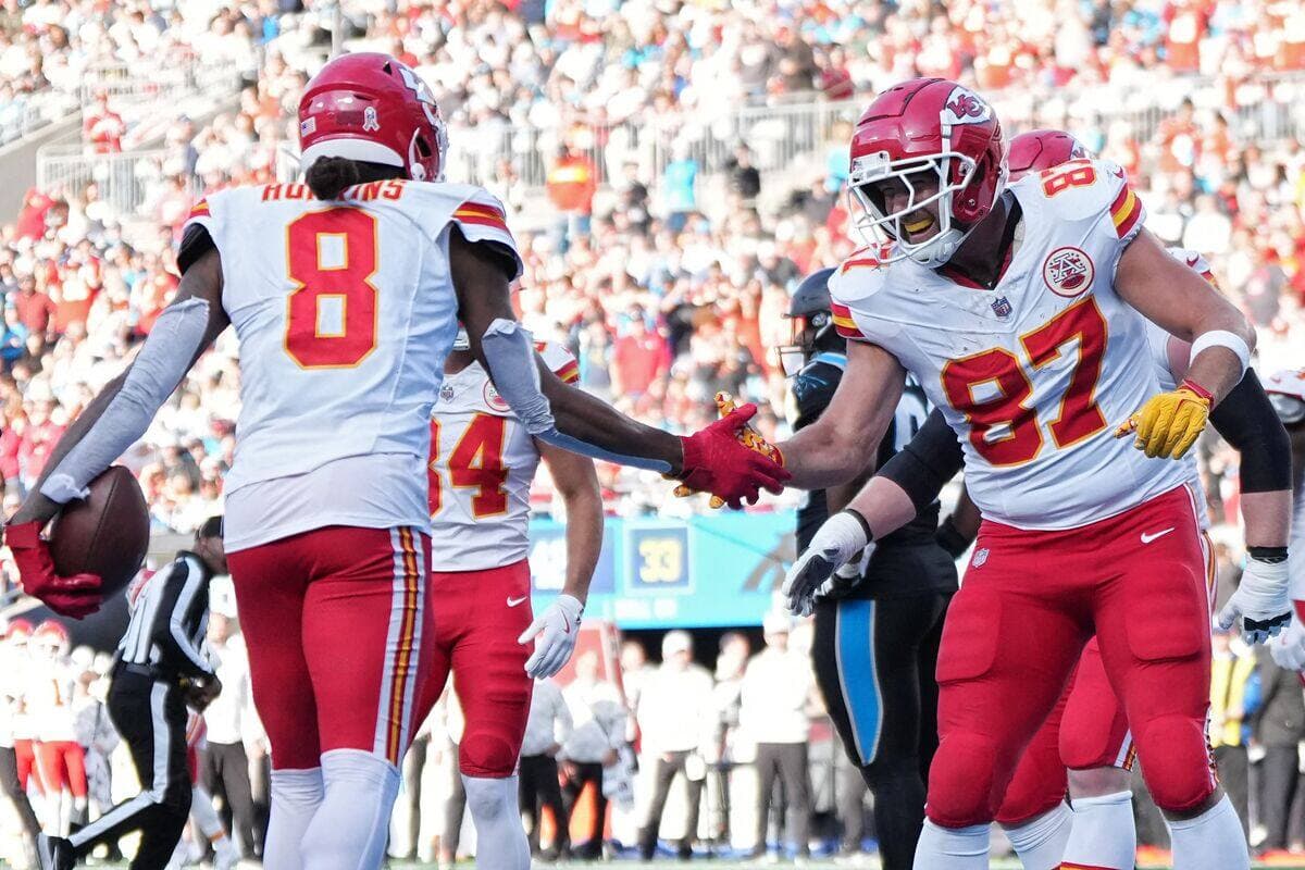 Travis Kelce célèbre avec DeAndre Hopkins après un touché de ce dernier pour les Chiefs, qui l'ont emporté de justesse face aux pauvres Panthers.