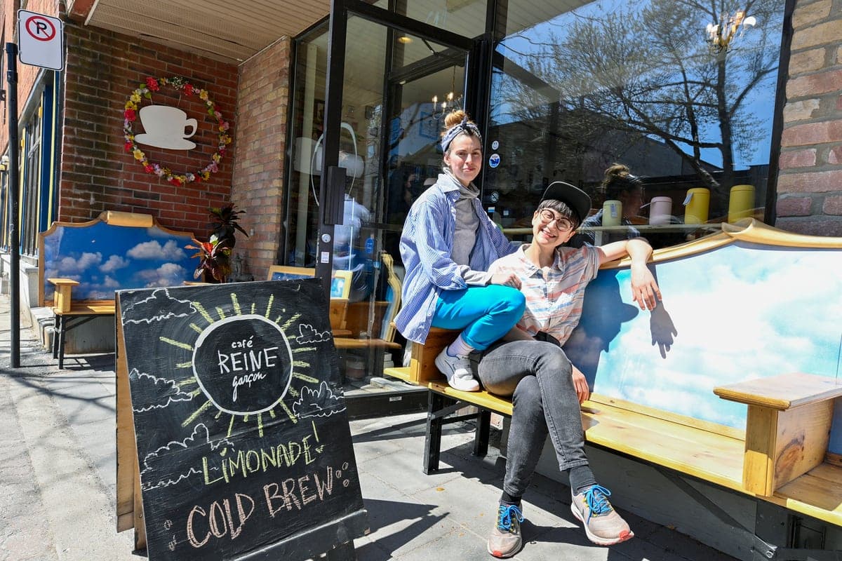 Geneviève Labelle & Mélodie Noël Rousseau (AVEC LA CASQUETTE) Café Reine Garçon - 611 Duluth E Montréal, Québec, Canada. Le samedi 7 mai 2022 PHOTO: MARTIN ALARIE / AGENCE QMI
