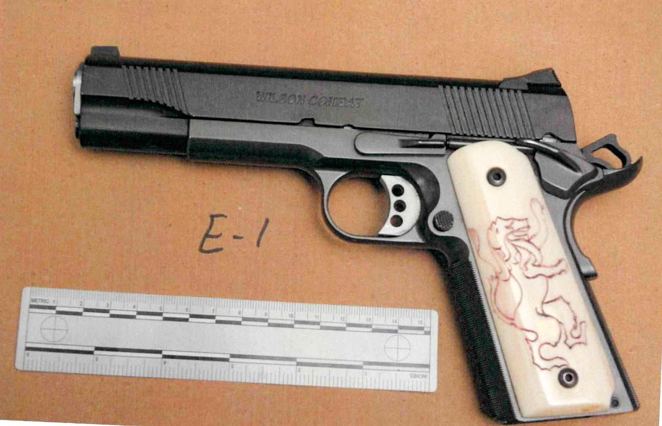 Le pistolet de calibre .45 retrouvé dans la sacoche de Léo Karmin Marabella, caché dans l’armoire du bar de Montréal. COURTOISIE DE LA COUR