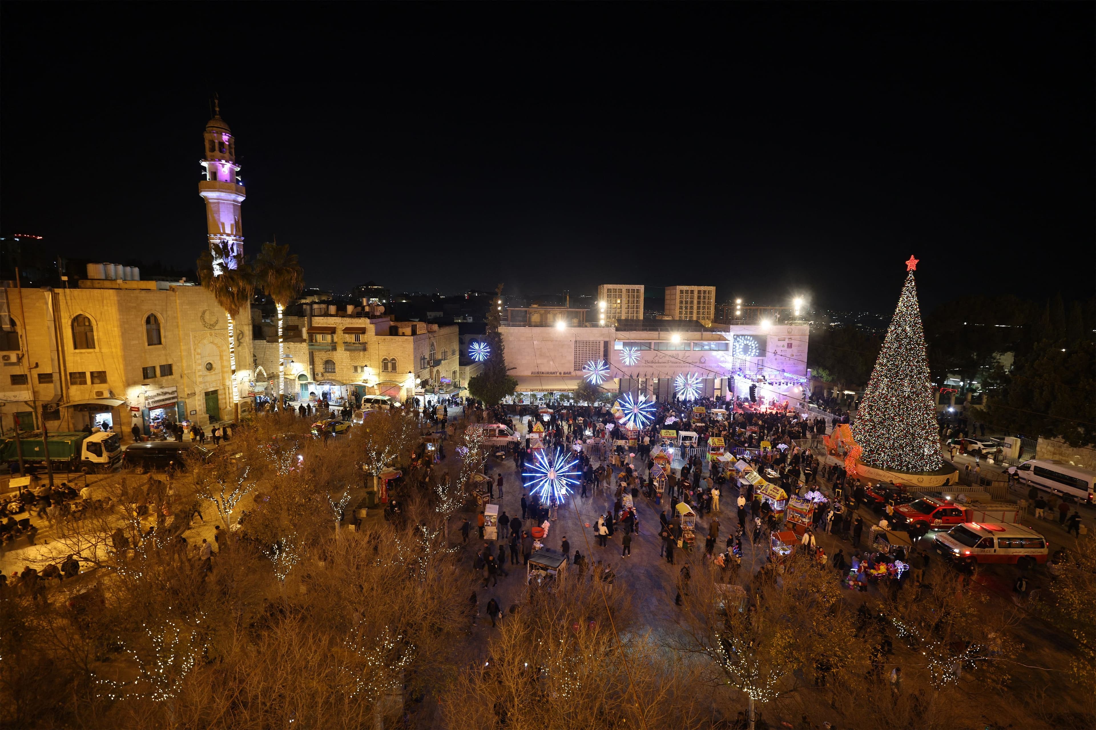Vue générale de la place de la Nativité avec des pèlerins et des fidèles avant la messe de minuit à l'église de la Nativité à Bethléem, en Cisjordanie occupée par Israël, le 24 décembre 2025.