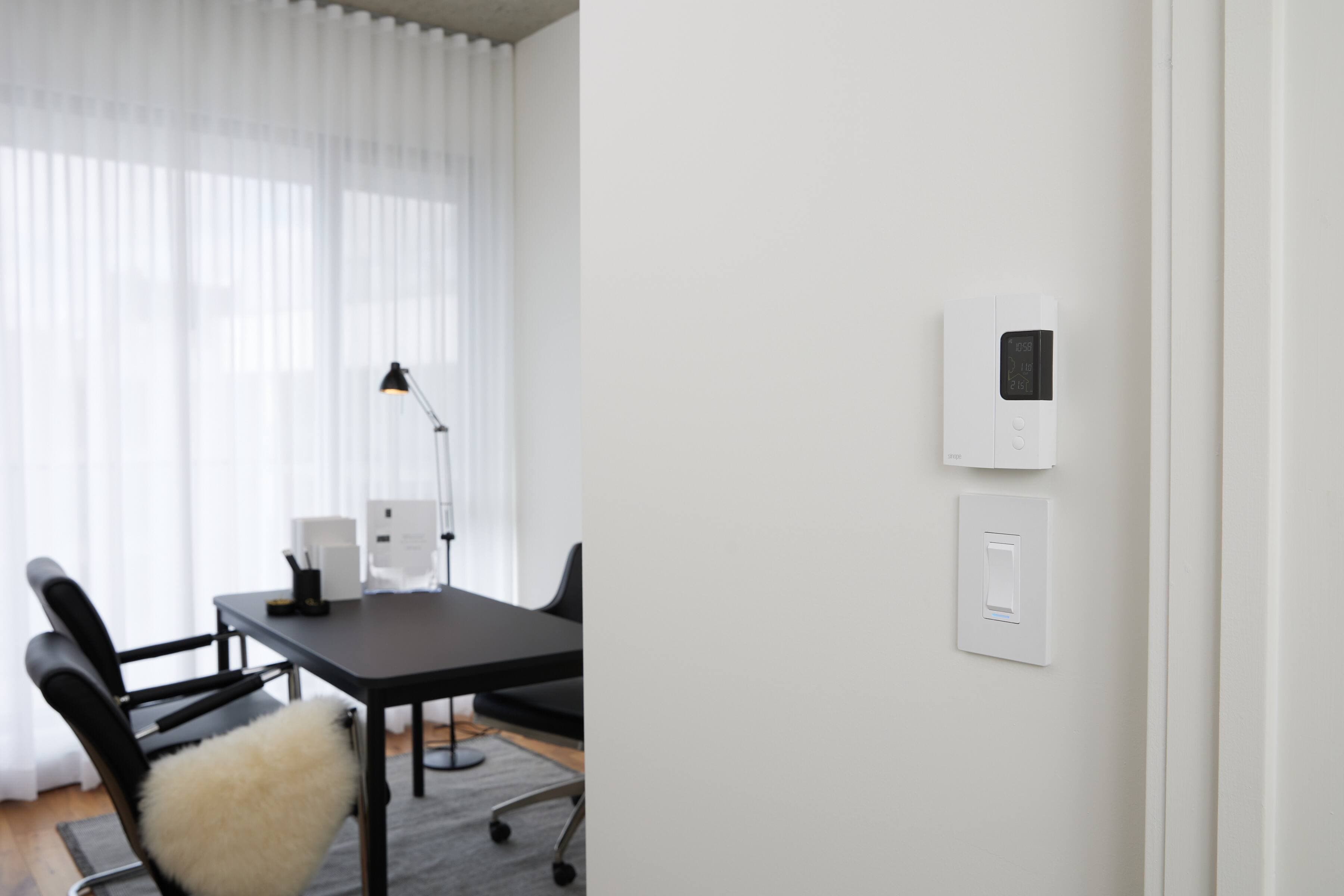Présentation du thermostat dans un appartement de démonstration