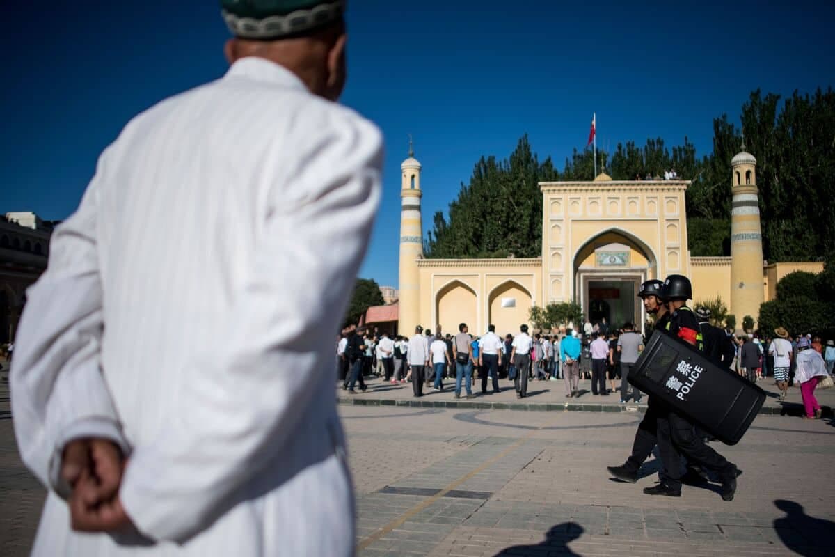 Photos d'archive prise en 2017 montrant des hommes musulmans arrivant à la mosquée Id Kah pour la prière du matin de l'Aïd al-Fitr dans la vieille ville de Kashgar, dans la région autonome ouïghoure du Xinjiang en Chine