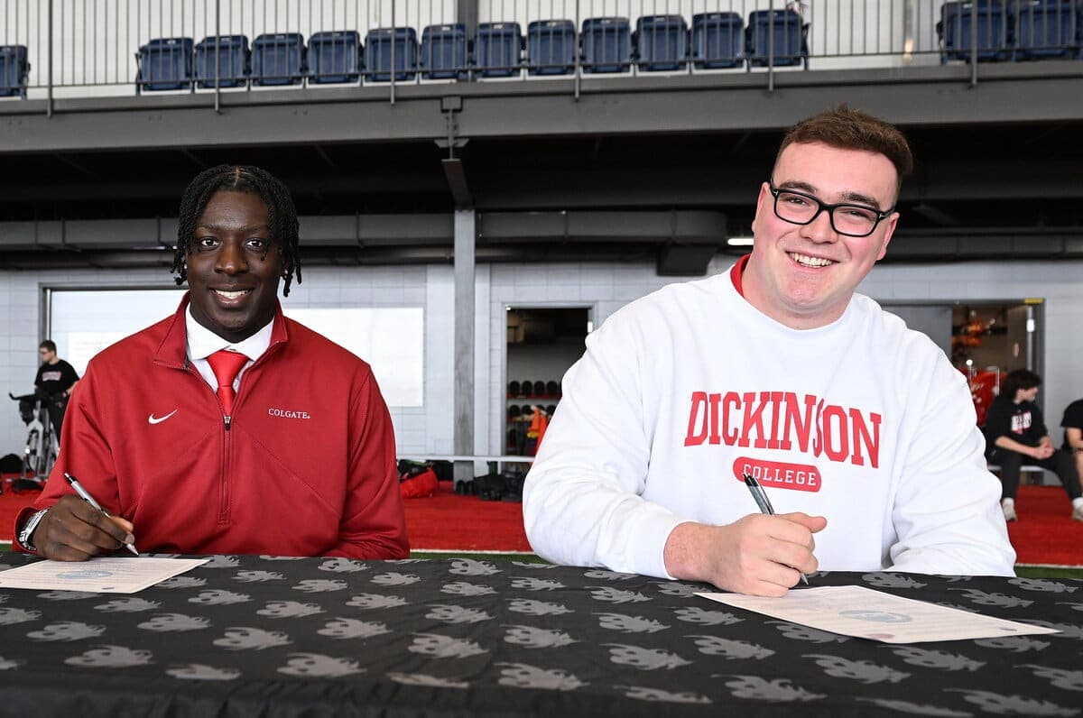 Paul-Marie Dogui (à gauche) et Nathan Berthiaume (à droite), deux anciens du programme de football du Séminaire Saint-François à Québec, signent leur contrat respectif pour jouer dans la NCAA l’an prochain.