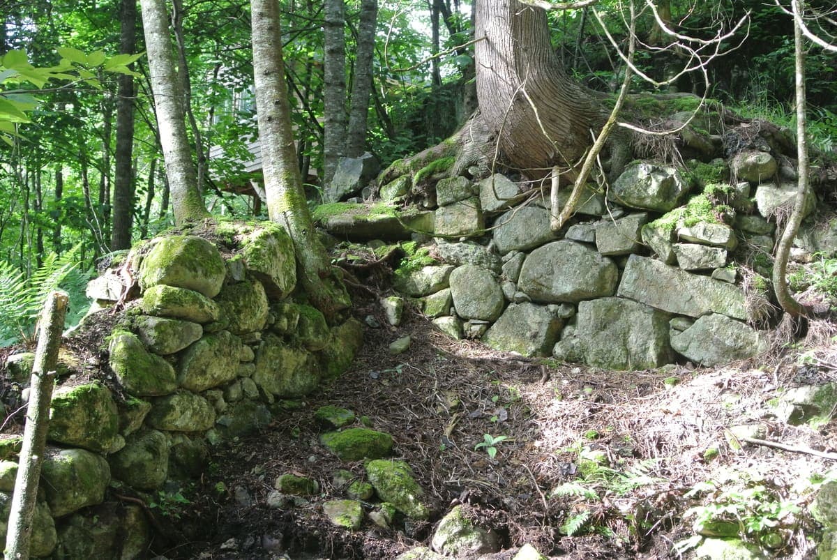 Souvenirs du village disparu de Lafontaine, dans Lanaudière: les restes d’un ancien moulin à farine construit sur les rives de la rivière Lafontaine, mieux connue aujourd’hui sous le nom de la rivière Jean-Venne.