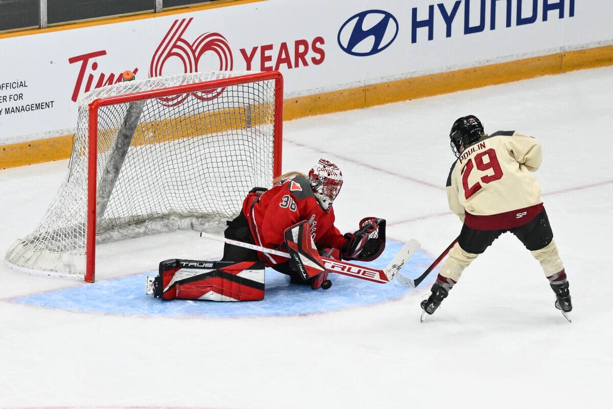 Marie-Philip Poulin n’avait pu déjouer Emerance Maschmeyer, gardienne d’Ottawa, sur un tir de punition lors du premier match de l’histoire des deux équipes dans la LPHF, le 2 janvier 2024.