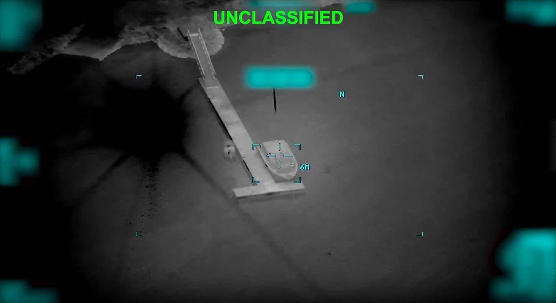 Cette capture d'écran, extraite d'une vidéo diffusée par le Commandement central américain sur son compte X (@CENTCOM) le 10 mars 2026, montre ce qu'ils présentent comme un navire de guerre iranien juste avant qu'il ne soit touché par un projectile « près du détroit d'Ormuz », dans le cadre de l'« Opération Epic Fury », le 10 mars 2026. L'armée américaine a déclaré le 10 mars avoir détruit 16 navires iraniens mouilleurs de mines « près du détroit d'Ormuz », suite à des informations selon lesquelles Téhéran mine cette voie maritime stratégique, quasiment fermée en raison du conflit au Moyen-Orient.