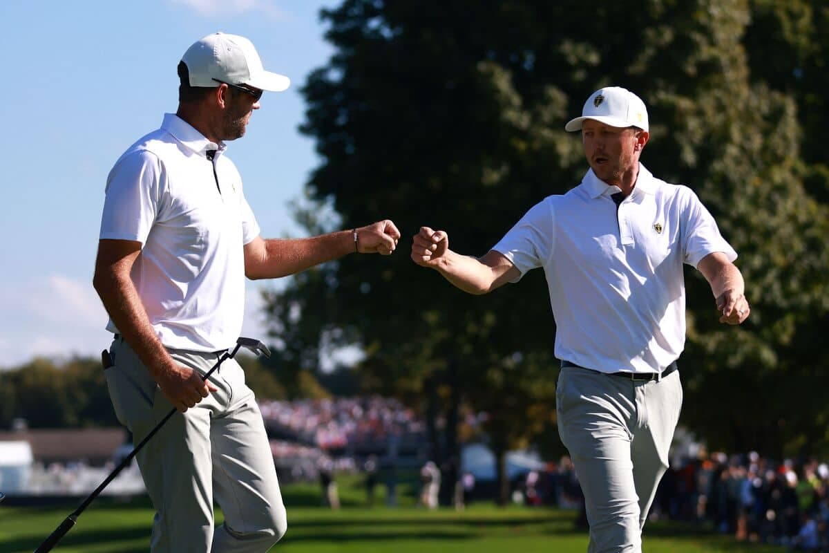 Les Canadiens Corey Conners et Mackenzie Hughes faisaient équipe, samedi après-midi, au club de golf Royal Montréal.
