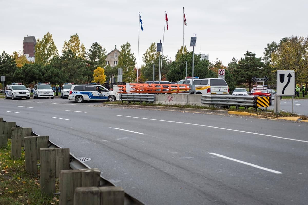 Forte présence policière à l’entrée du Pont Jacques-Cartier juste à la manifestation des infirmières et infirmiers de la FIQ qui ont bloqué le Pont, à Montréal, lundi le 19 octobre 2020. JOEL LEMAY/AGENCE QMI