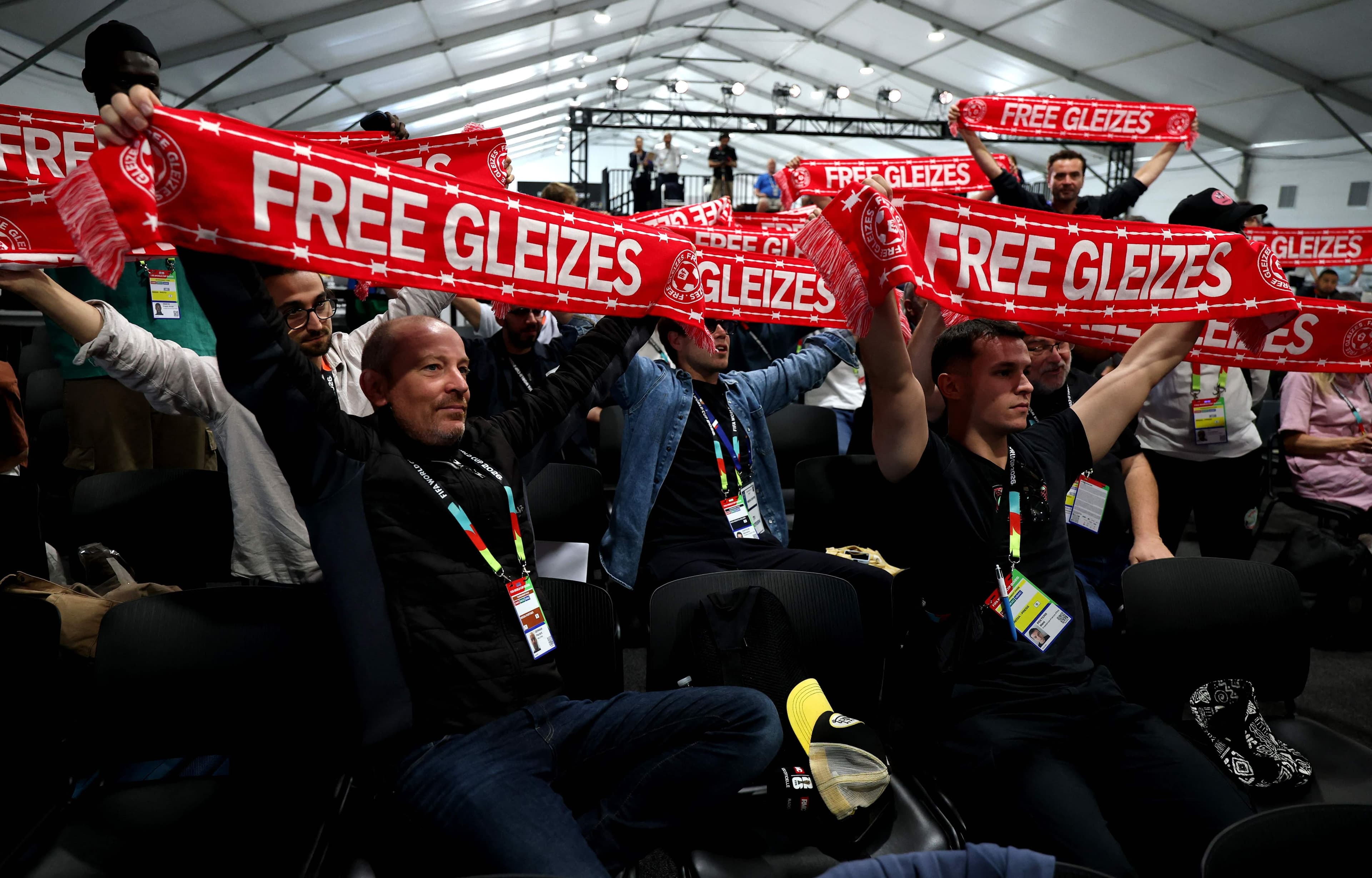 Des journalistes ont levé des écharpes sur lesquelles on pouvait lire « Free Gleizes » (« libérez Gleizes »), lundi, lors de la conférence de presse de la France à la Coupe du monde, à la veille de son entrée dans le tournoi.