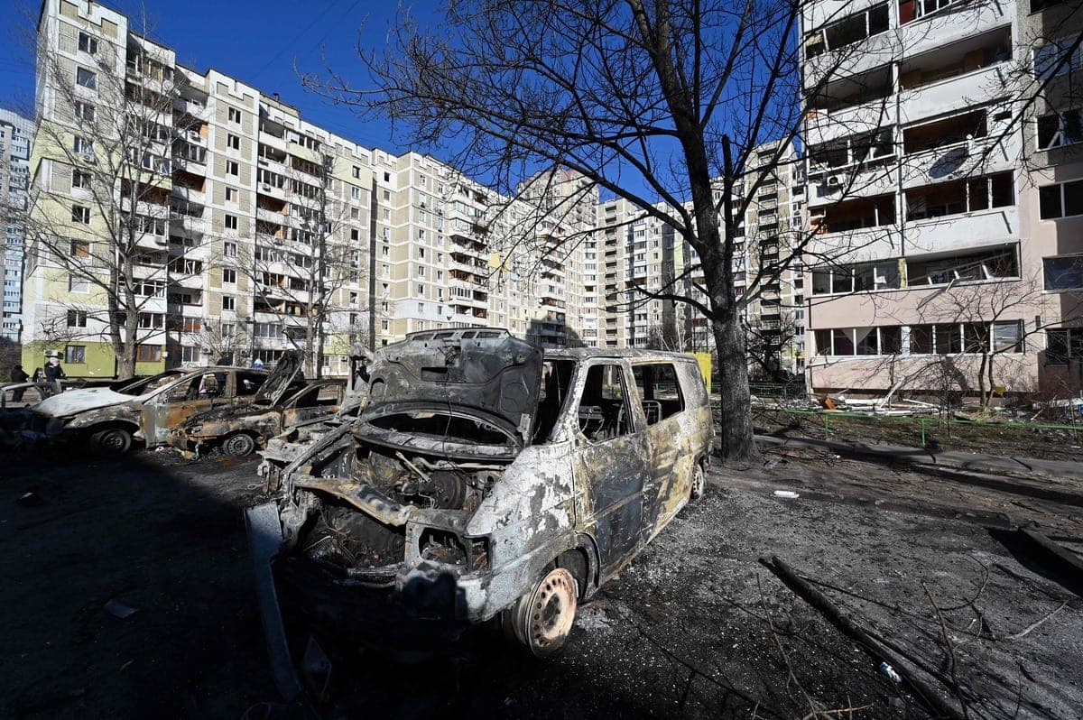 Des voitures ont été détruites lors de bombardements en périphérie de Kiev.