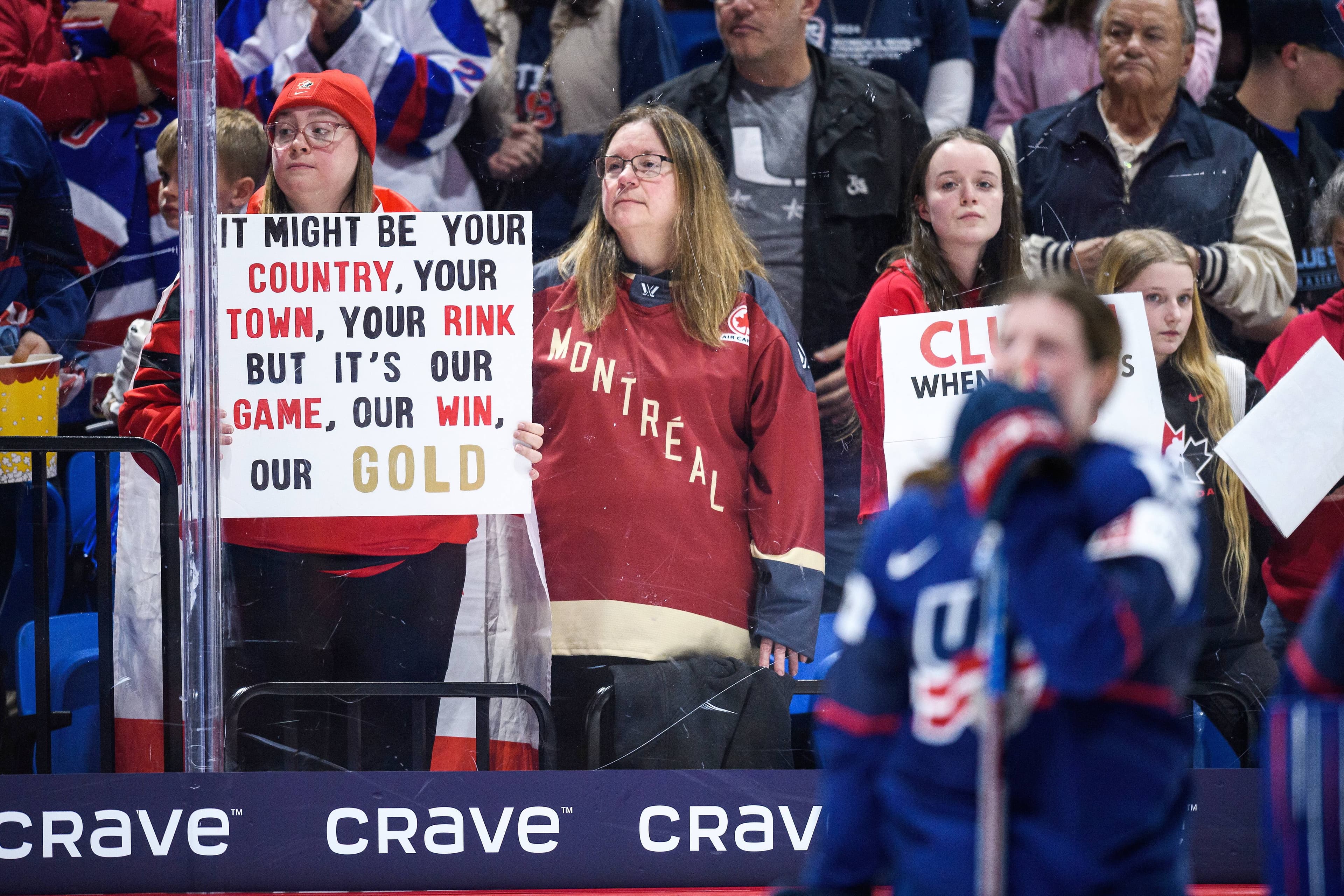 Parmi les spectateurs à la finale du Mondial de hockey féminin, dimanche à Utica, certains portaient un chandail de l’équipe de Montréal dans la LPHF. Sur l’affiche, on peut lire: «C’est peut-être votre pays, votre ville, votre aréna, mais c’est notre sport, notre victoire, notre or».