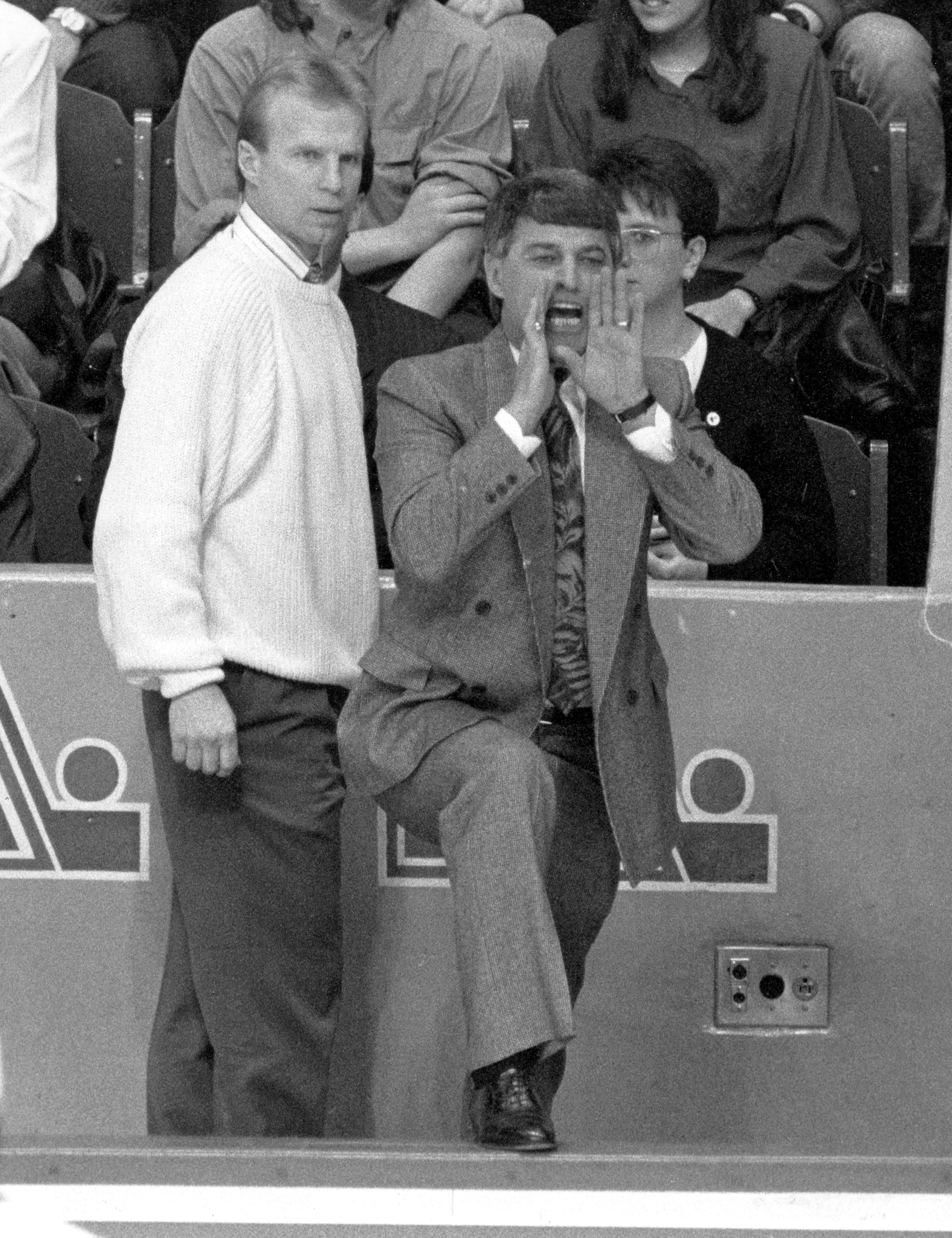 Michel Bergeron (à droite) lors de l'un de ses derniers matchs au Colisée, en mars 1990.