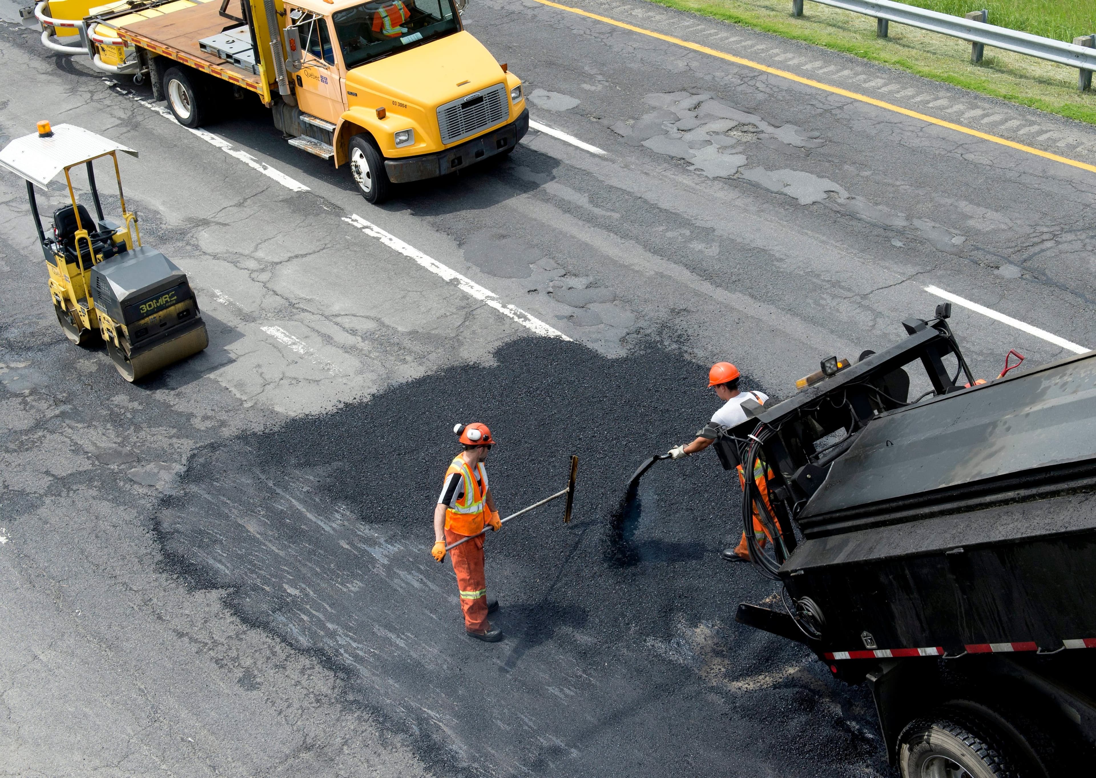 Au Québec, les opérations d’asphaltage durant les mois d’été, comme sur cette photo prise sur l’autoroute 30 près de Varennes, sont plus efficaces que celles faites par temps froid, car il est plus facile de compacter le bitume ; cela permet donc d’avoir des routes plus durables.