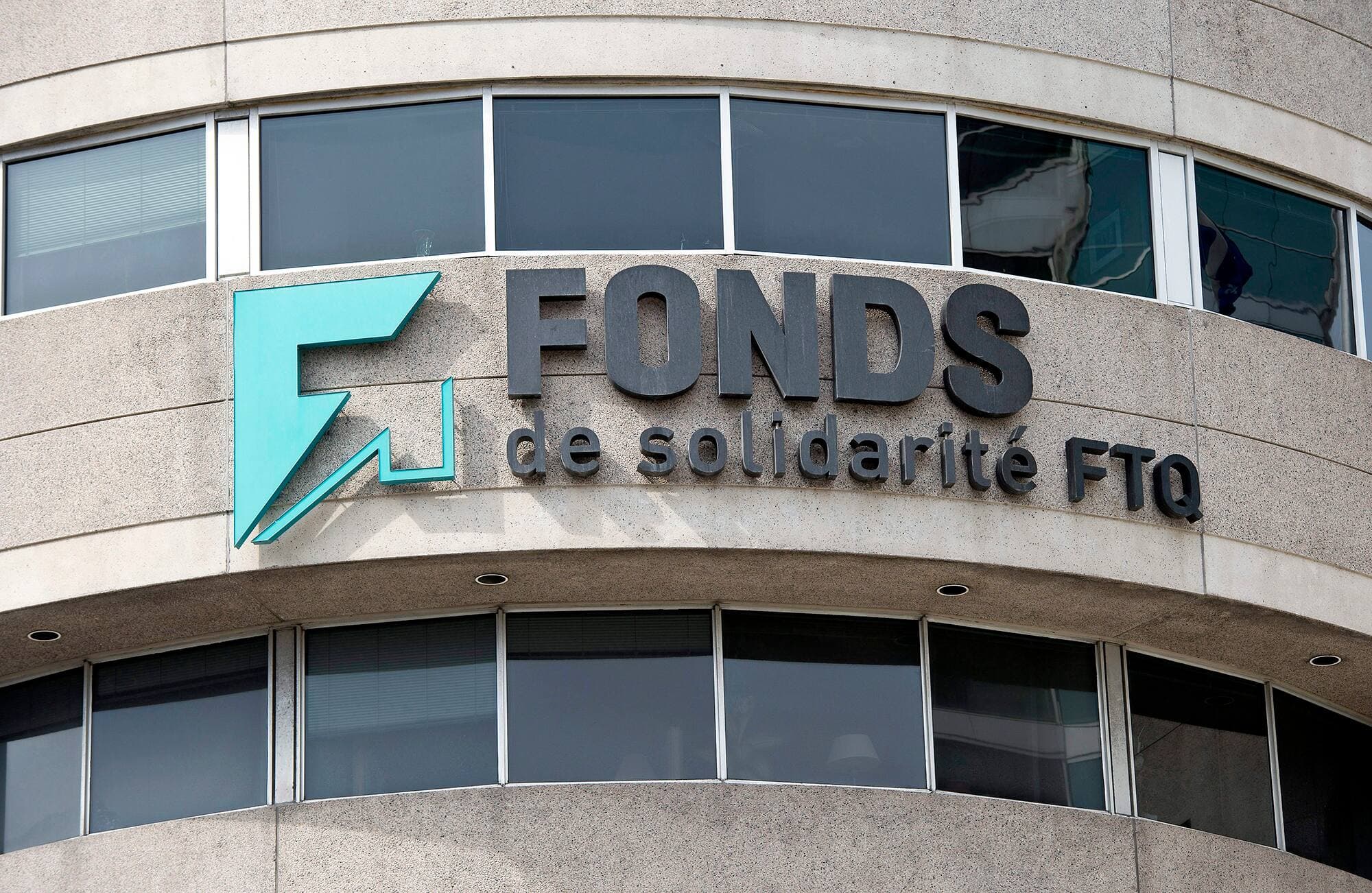 La façade du Complexe FTQ, situé sur le boulevard Crémazie à Montréal.
