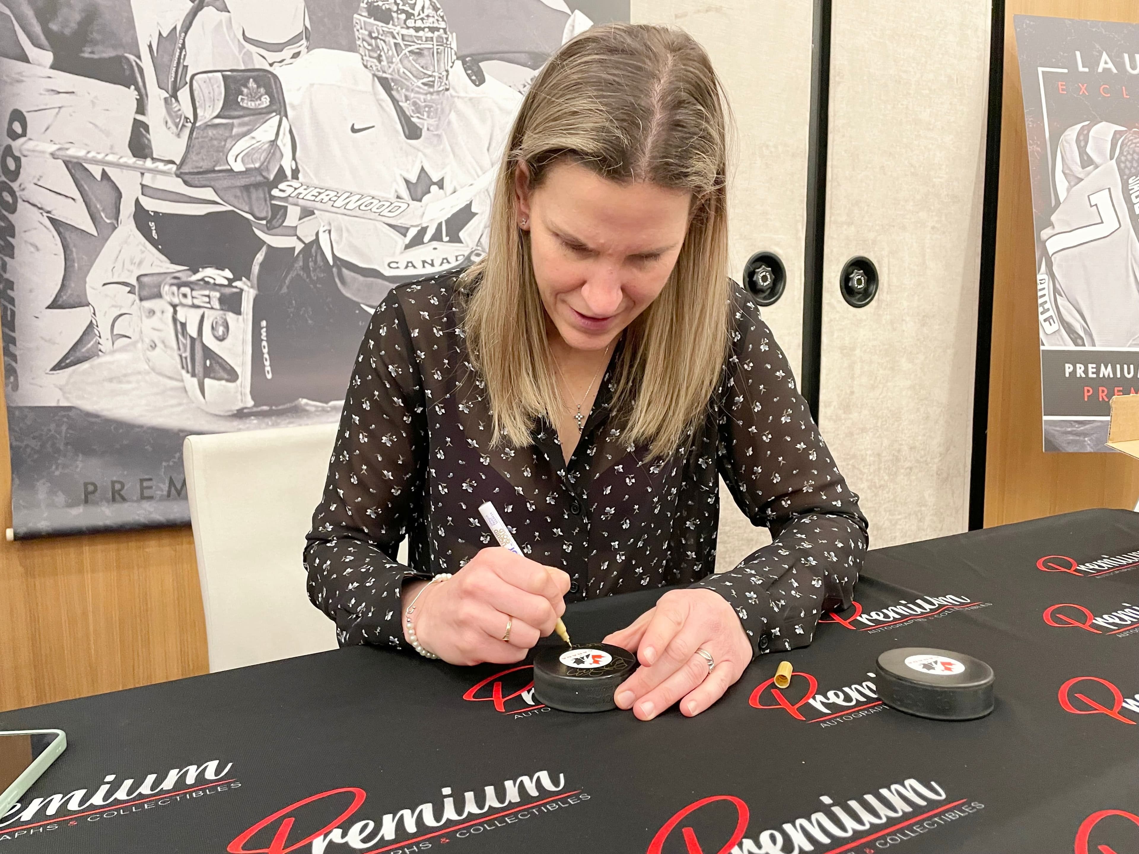 L’ancienne gardienne Kim St-Pierre lors d’une séance d’autographes privée organisée par Premium Autographs & Collectibles, le 22 mars 2025, à l’hôtel Humaniti de Montréal.