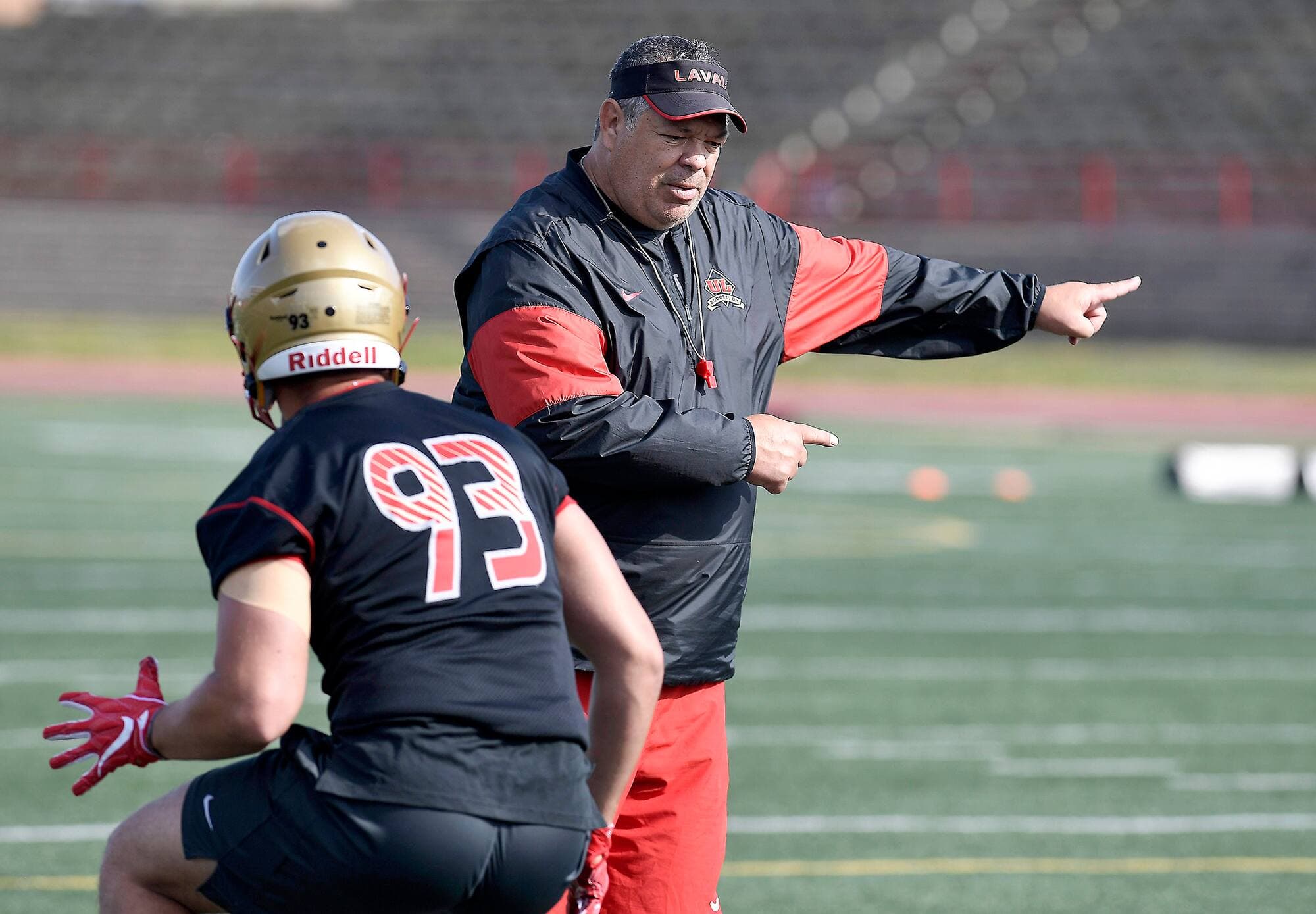 L’entraîneur-chef du programme de football du Rouge et Or, Glen Constantin, lors d’une séance d’entraînement en 2019.