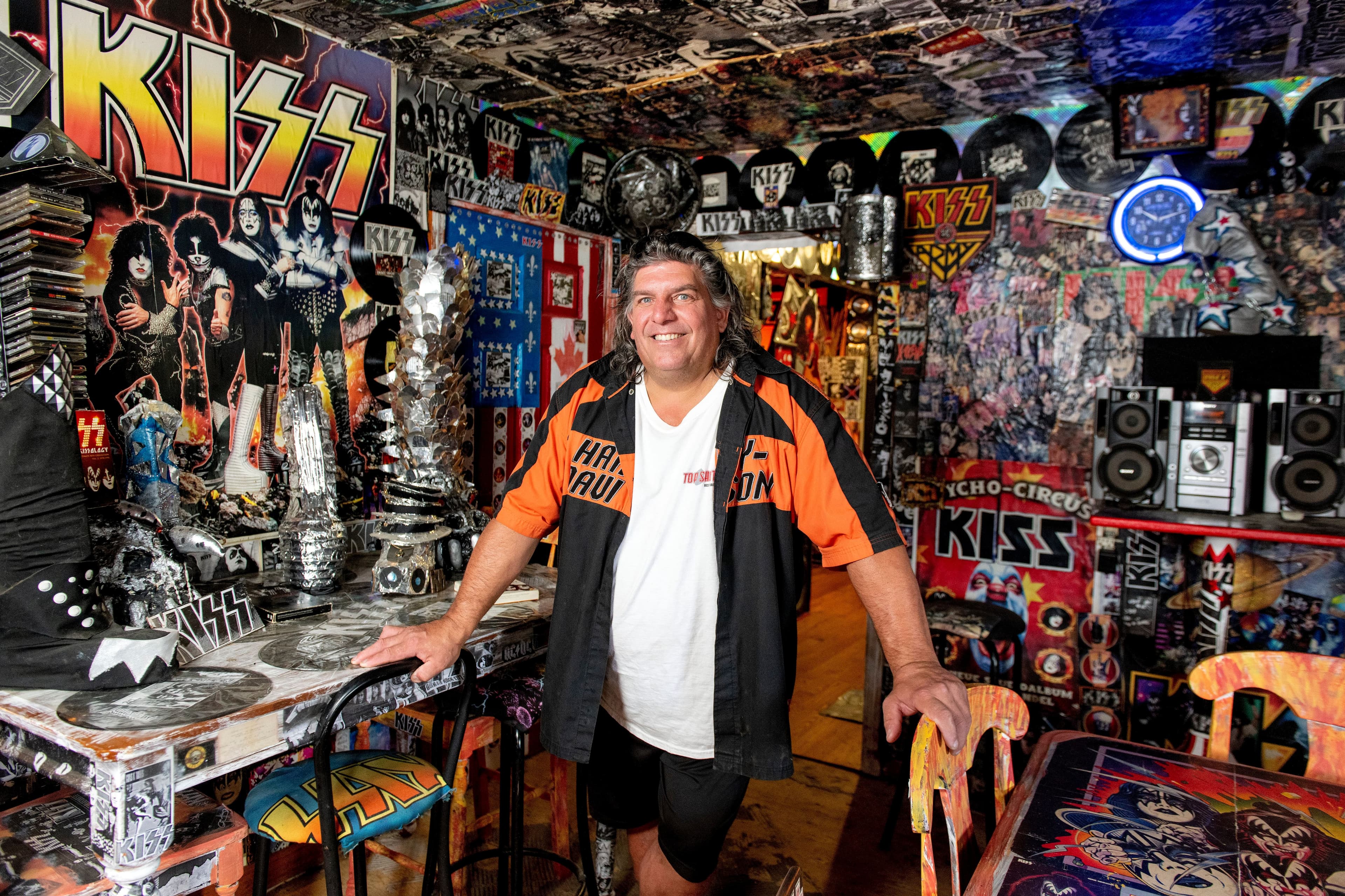 Michel Durand dans sa demeure de Lachute aux couleurs de KISS.