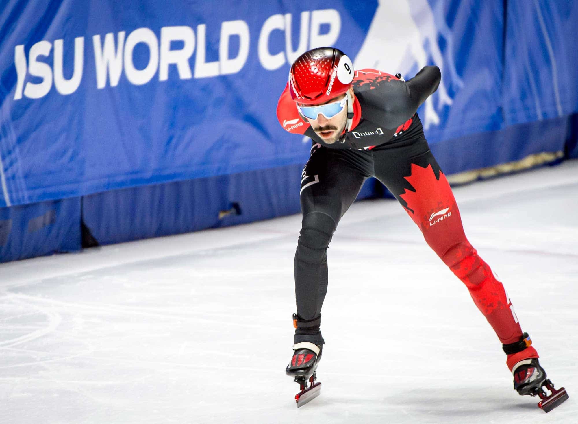 Steven Dubois lors des qualifications du 1000 m courte piste à l’aréna Maurice-Richard de Montréal, en novembre 2019.