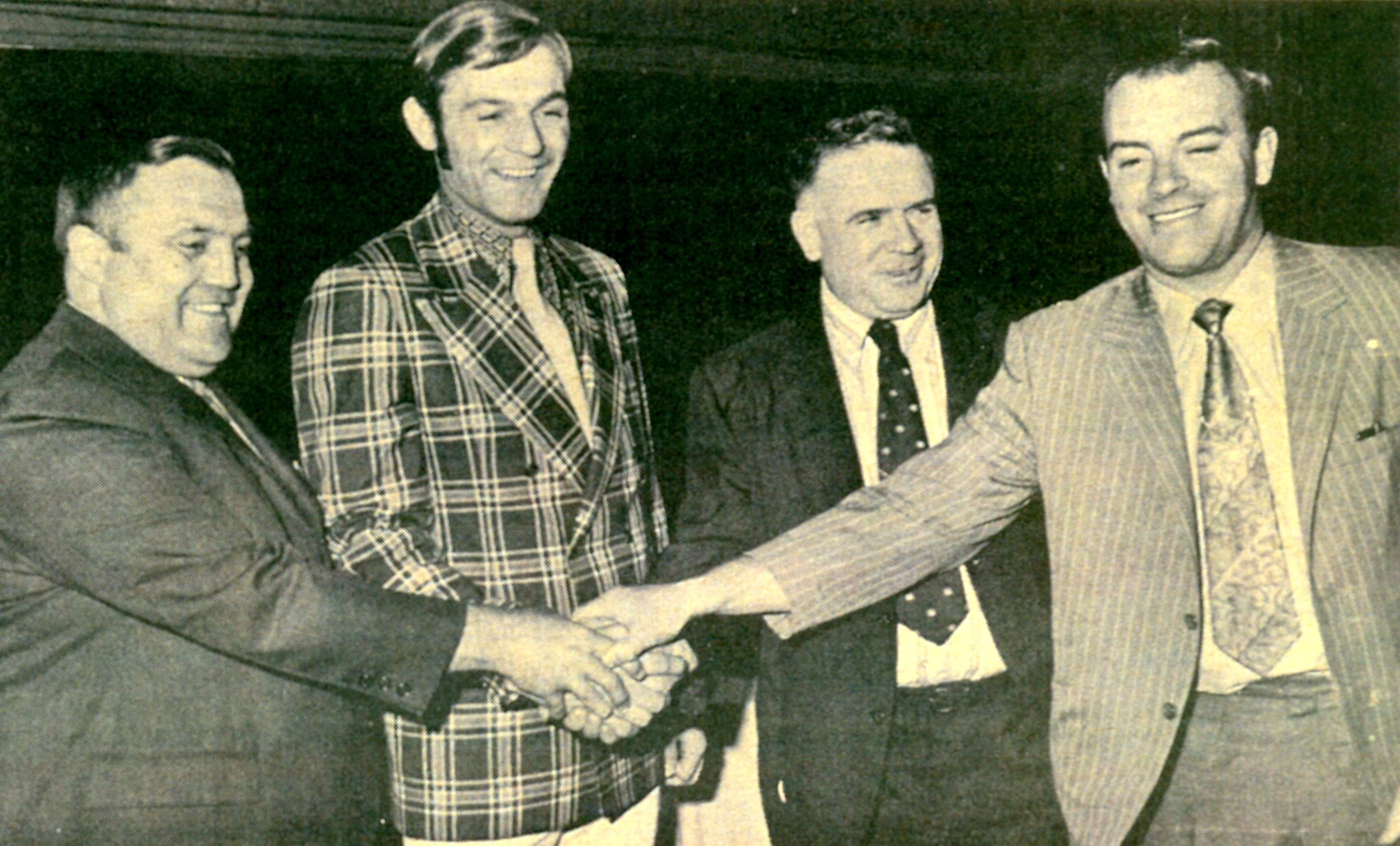 Le recruteur Claude Ruel, le directeur-gérant Sam Pollock et l’entraîneur-chef Scotty Bowman souhaitent la bienvenue à Guy Lafleur dans l’organisation du Canadien.