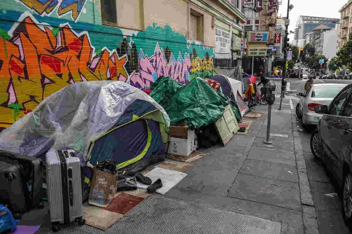 Le quartier Tenderloin, en plein cœur du centre-ville de San Francisco, n’offre clairement pas l’image festive du Super Bowl 60.