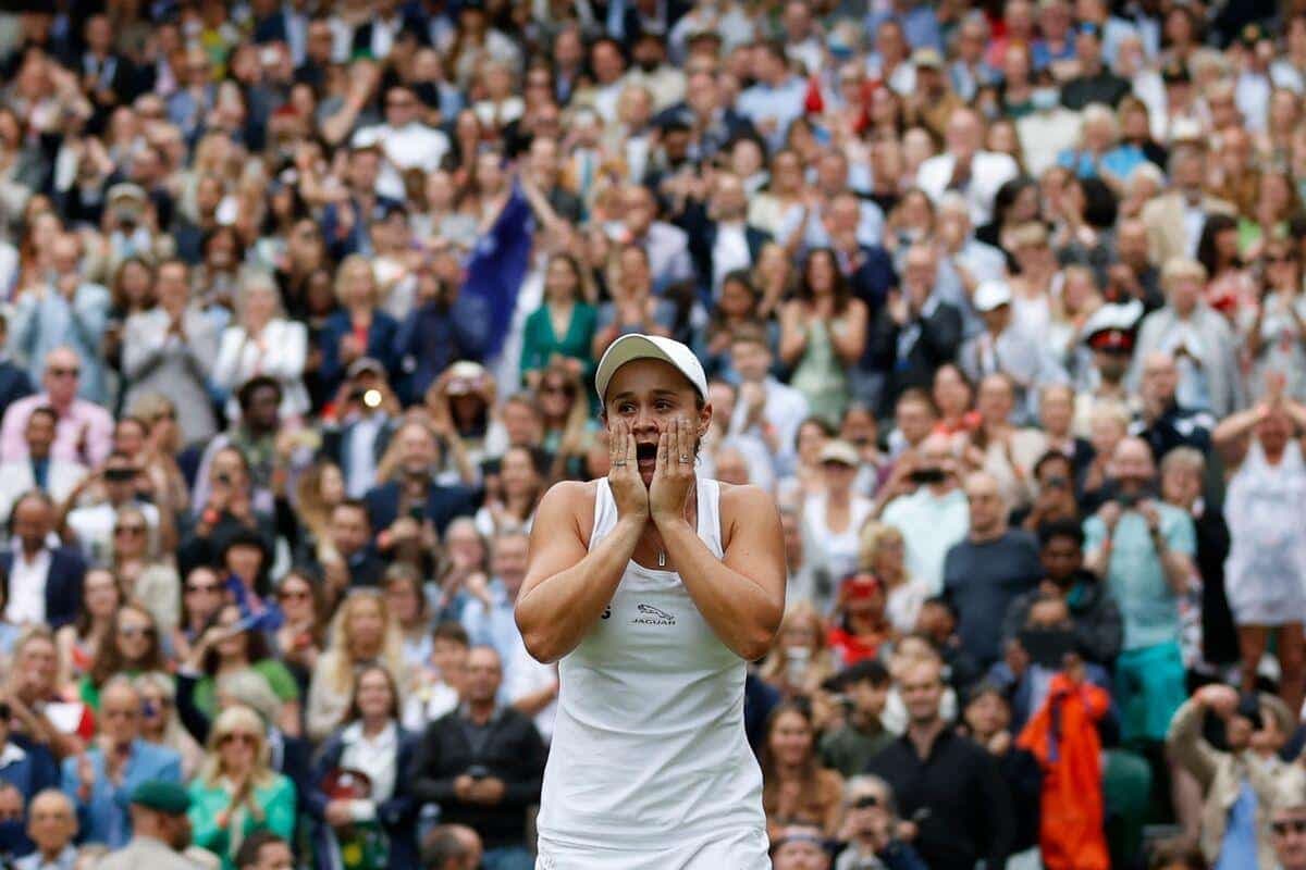 L'Australienne Ashleigh Barty célèbre sa victoire contre la Tchèque Karolina Pliskova lors de leur match de finale en simple dames aux championnats de Wimbledon 2021, le 10 juillet 2021.