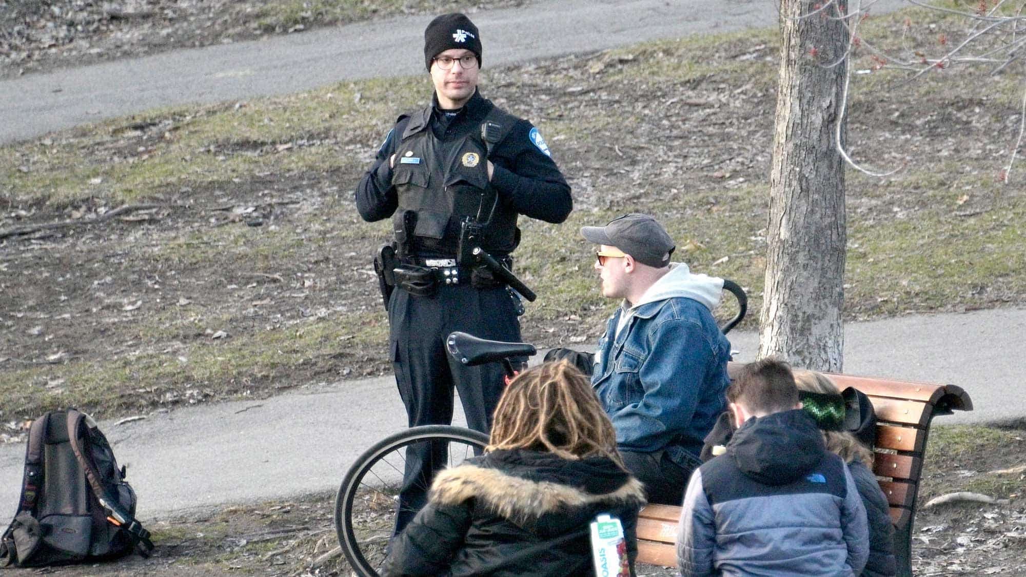 Des policiers patrouillaient dans le parc La Fontaine le 19 avril.