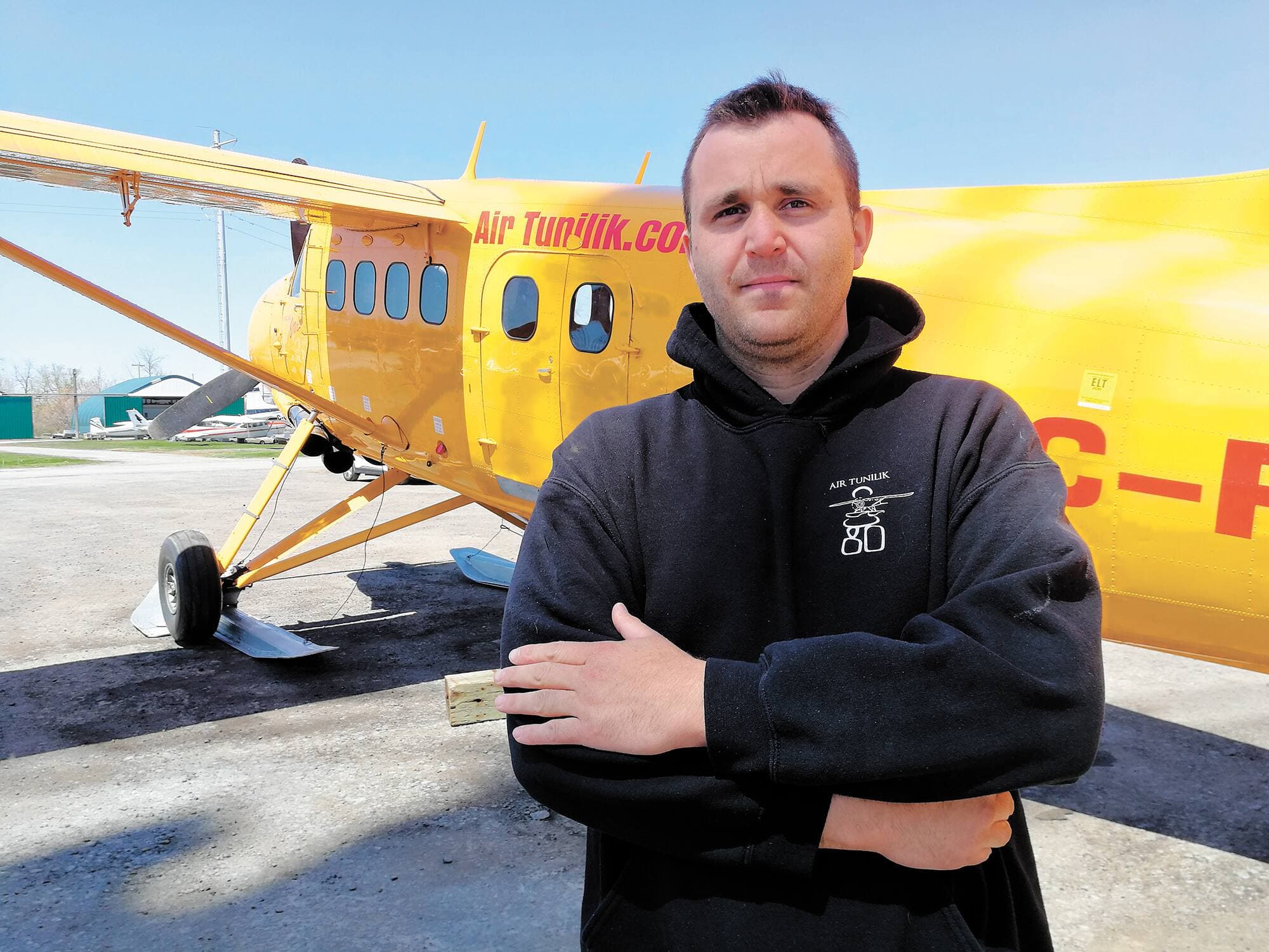Simon Contant devant un DHC-3 Otter dans le garage d’Air Tunilik, à Laval. L’entreprise, qui possède 12 avions de 3 modèles différents, rêve de faire découvrir le Nord à tous les Québécois.