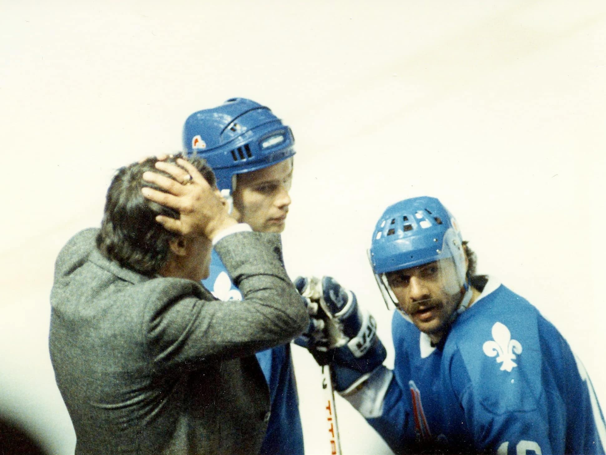 Michel Bergeron était dans tous ses états quand l’arbitre Kerry Fraser a refusé un but à Alain Côté, lors des séries de 1987, face au Canadien.
