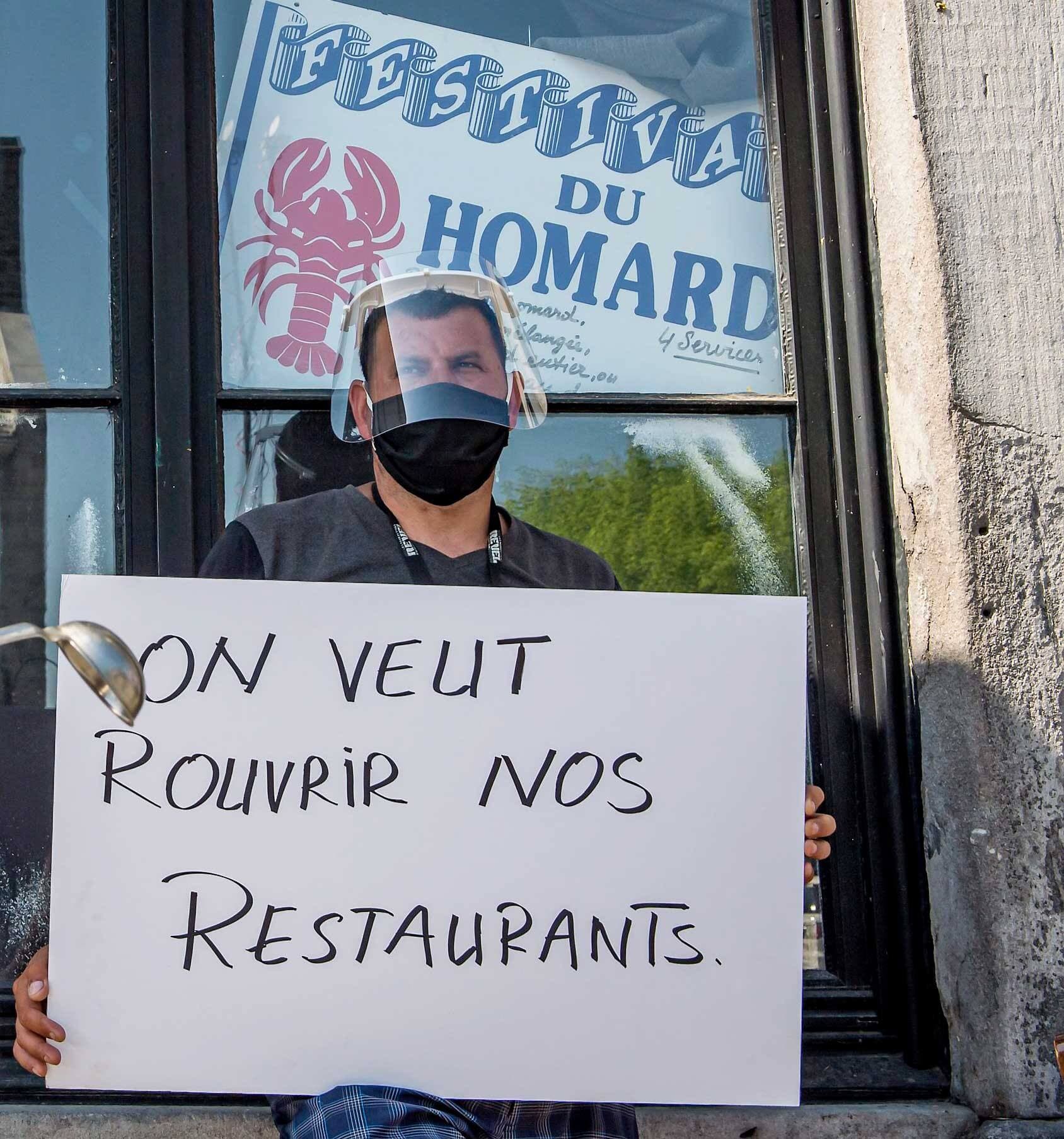 Un restaurateur lors d’une manifestation visant à obtenir la réouverture immédiate des salles à manger des restaurants, en mai, dans le Vieux-Montréal.