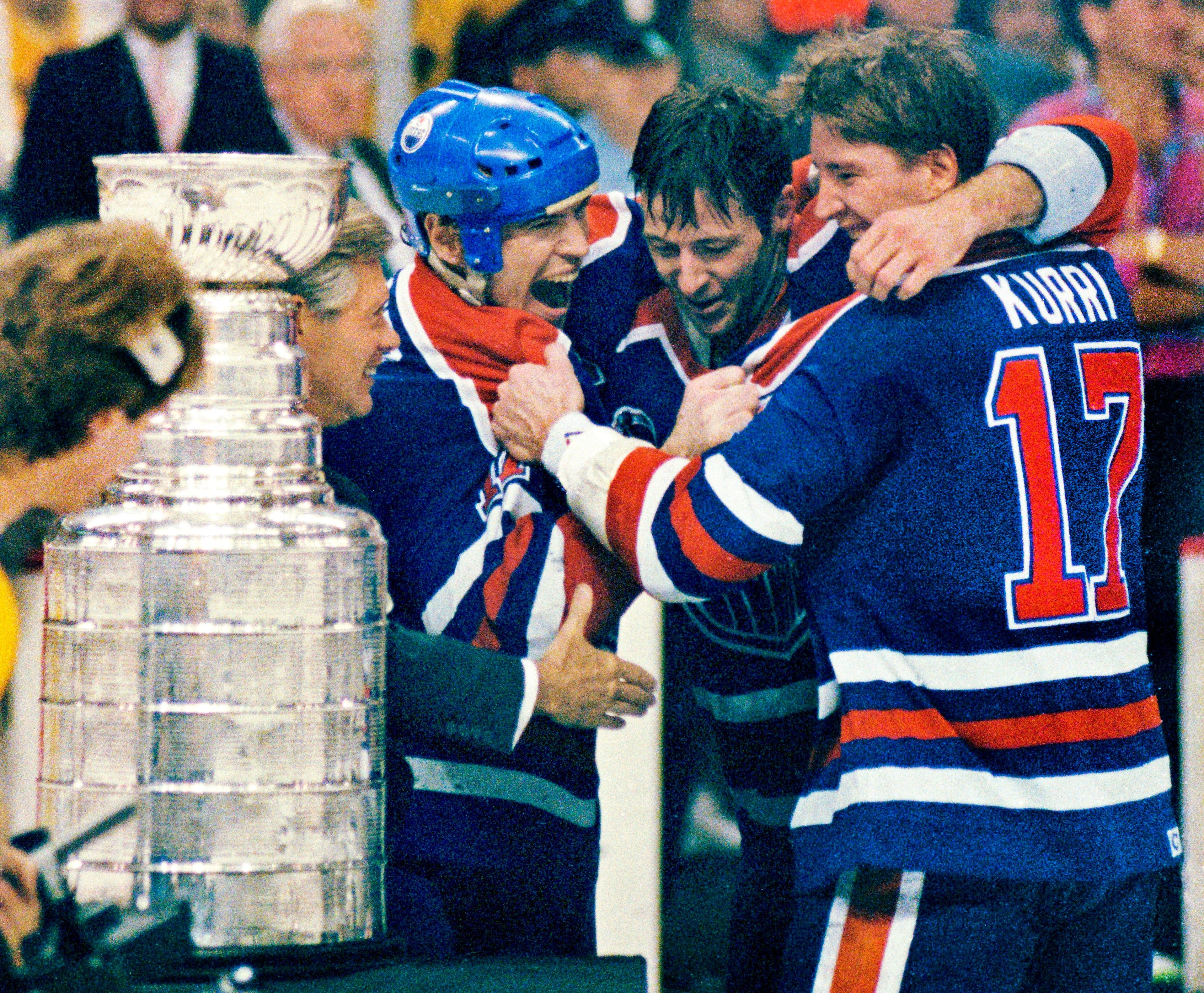 Mark Messier, Kevin Lowe et Jari Kurri célébrant la conquête de la coupe Stanley avec les Oilers en mai 1990.