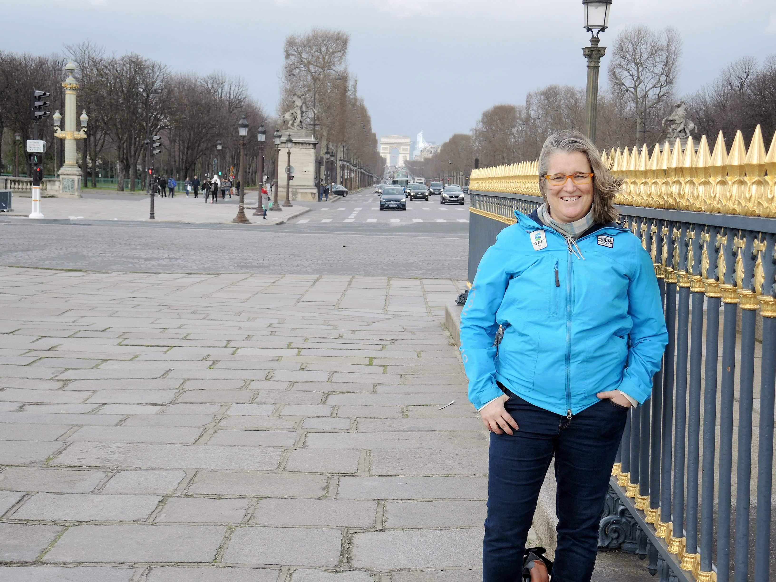 Brigitte Légaré à la Place de la Concorde, avec l’Arc de triomphe en fond de scène, en février 2020.