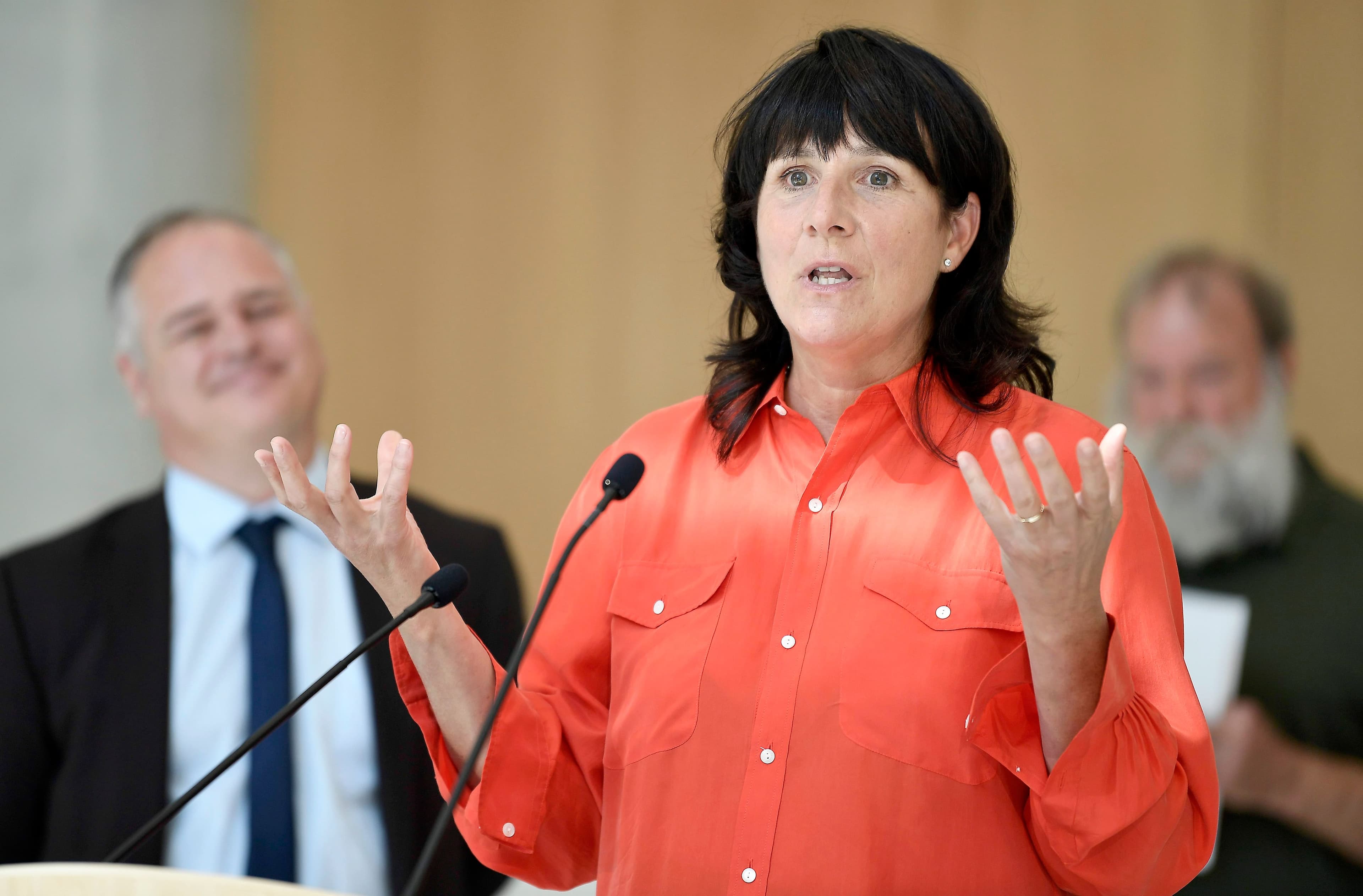 Sophie Brochu, présidente et cheffe de la direction d’Hydro-Québec, lors d’une annonce du ministre de l’Énergie et des Ressources naturelles, Jonathan Julien, concernant les tarifs d’électricité pour les serres, à Québec, en juillet 2020.