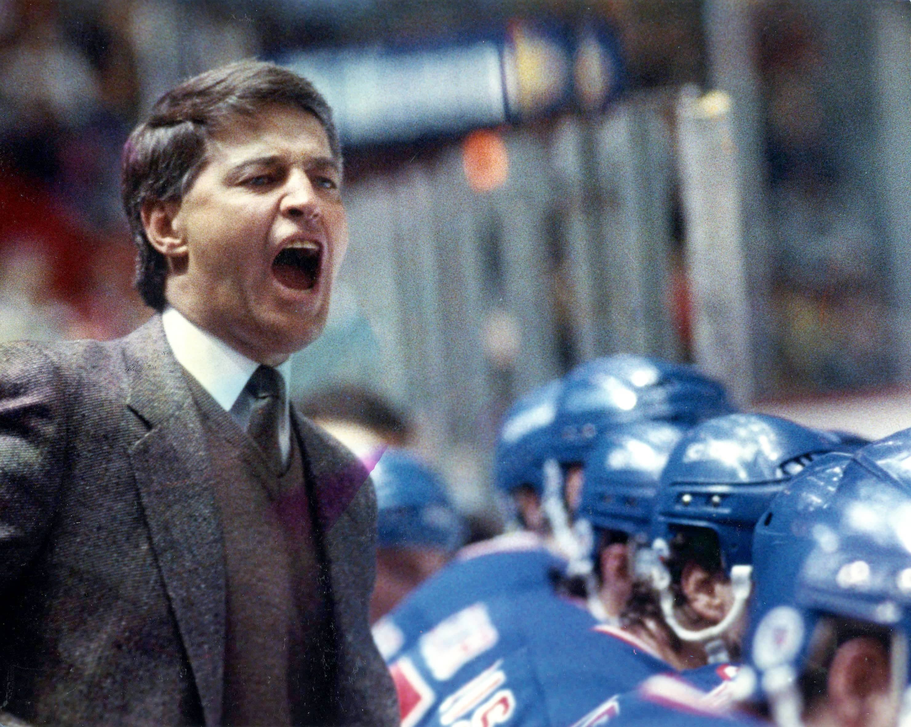 Derrière le banc des Rangers de New York, Michel Bergeron a souvent piqué des colères, comme celle-ci au Forum de Montréal, en 1988.