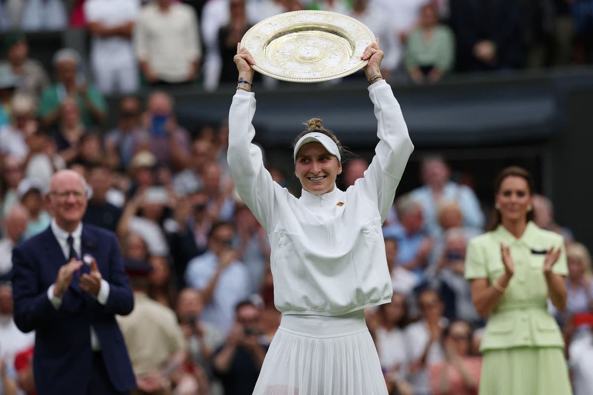 Marketa Vondrousova a célébré son premier titre en Grand Chelem sur le central de Wimbledon, samedi.