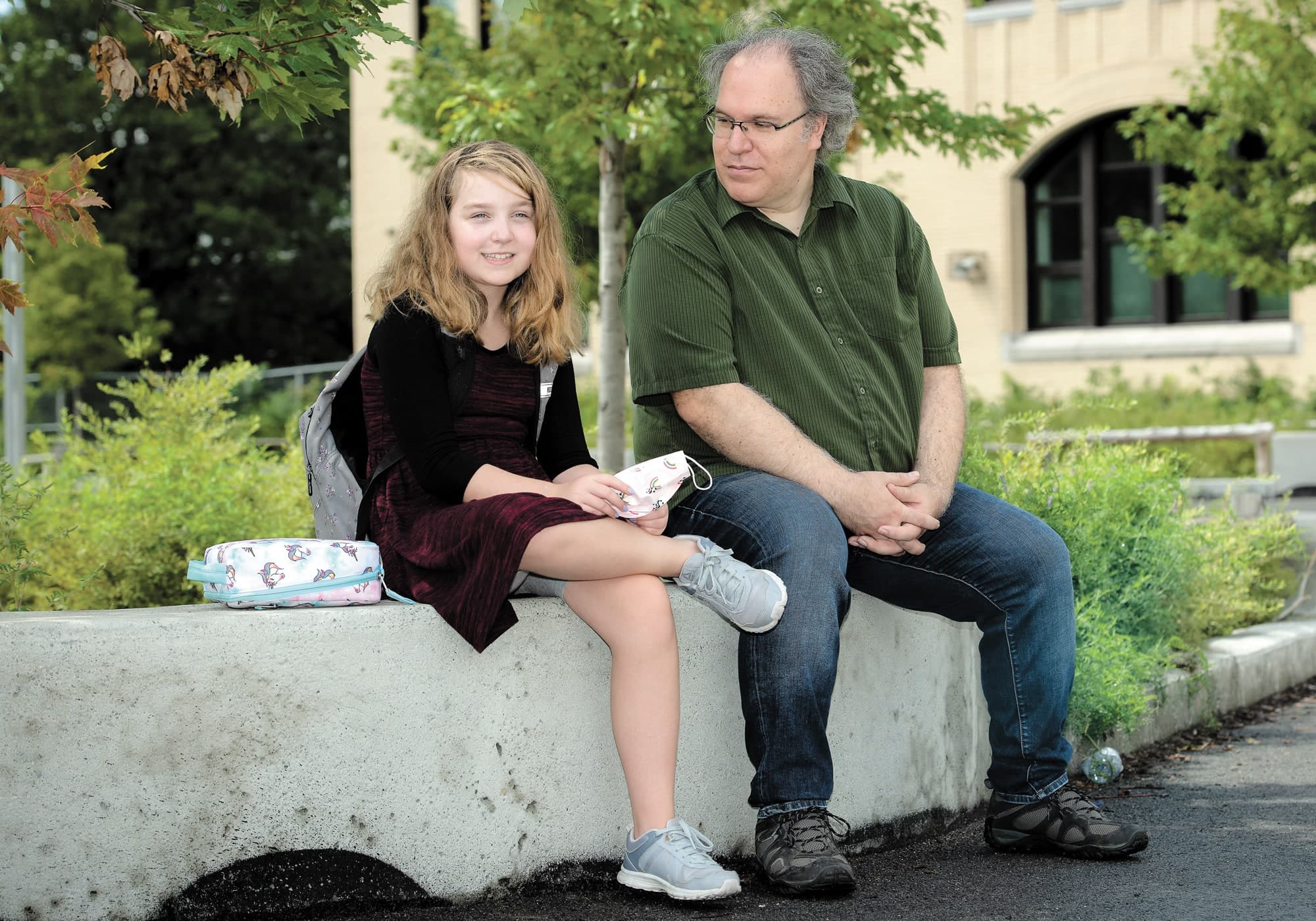 Marc-Étienne Deslauriers, du Regroupement des comités de parents autonomes du Québec, et sa fille Emma, 10 ans. Le père de famille soulève le grand besoin d’information des parents et des élèves dans les circonstances actuelles.