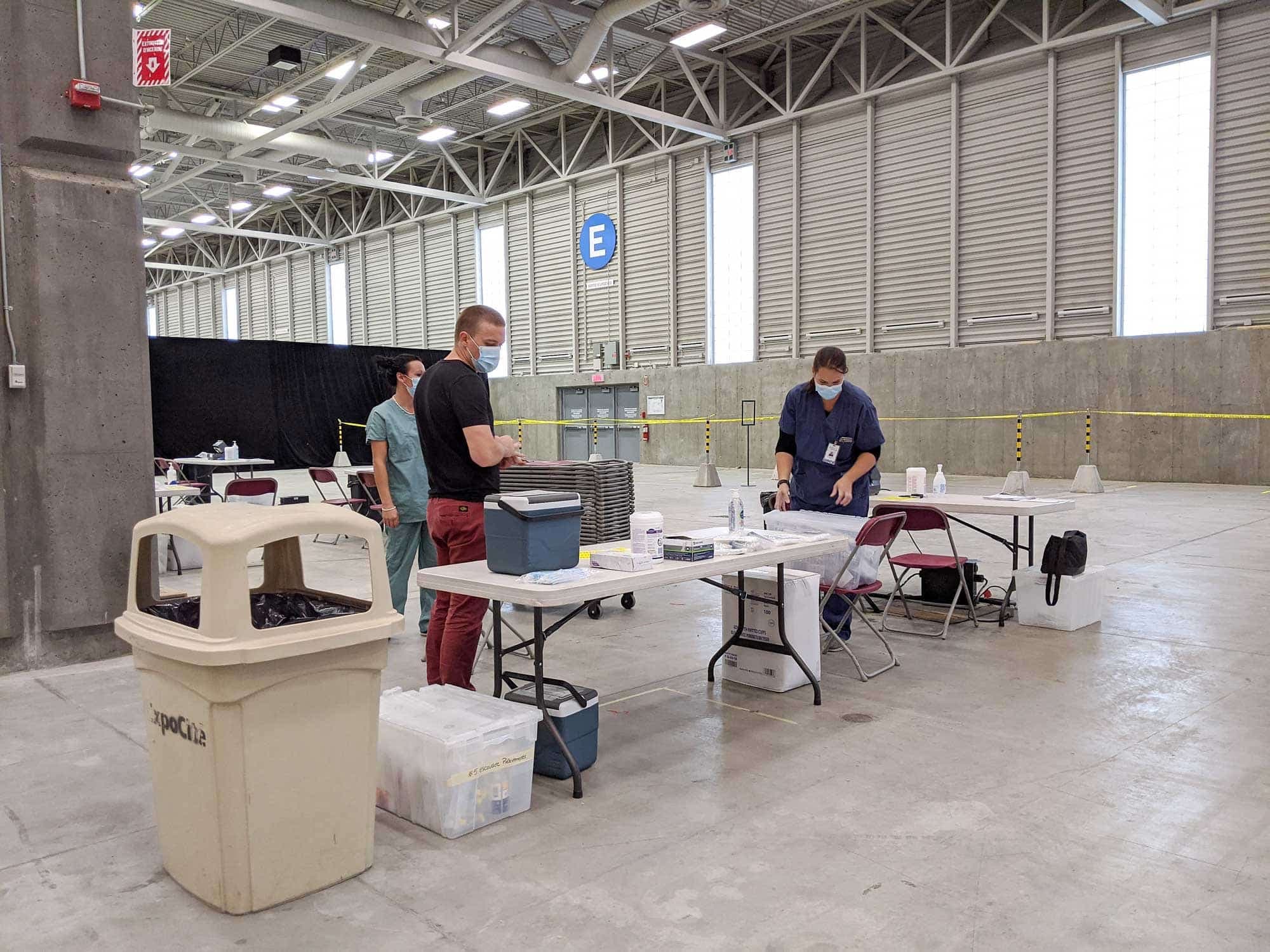 La nouvelle clinique intérieure d’ExpoCité, qui pourra réaliser jusqu’à 1000 prélèvements par jour, est destinée seulement à la clientèle qui ne peut être accueillie dans les autres centres sans rendez-vous dans un délai raisonnable et qui dispose d’un coupon.