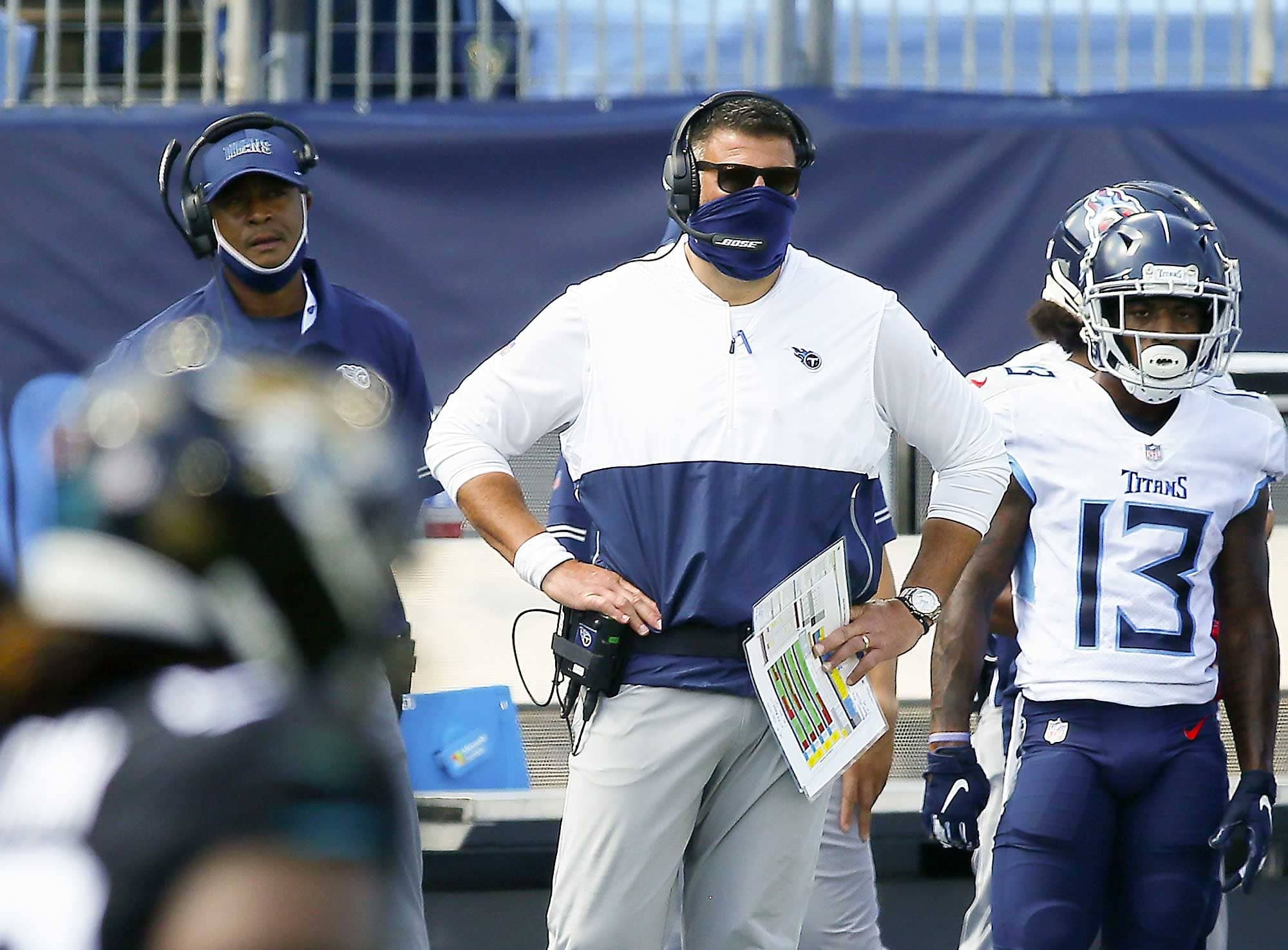 Pour le moment, l’identité des joueurs et des entraîneurs touchés par la COVID-19 chez les Titans n’a pas été révélée. Sur les lignes de côté, l’entraîneur-chef Mike Vrabel s’est assuré de respecter le protocole, qui inclut le port du masque.