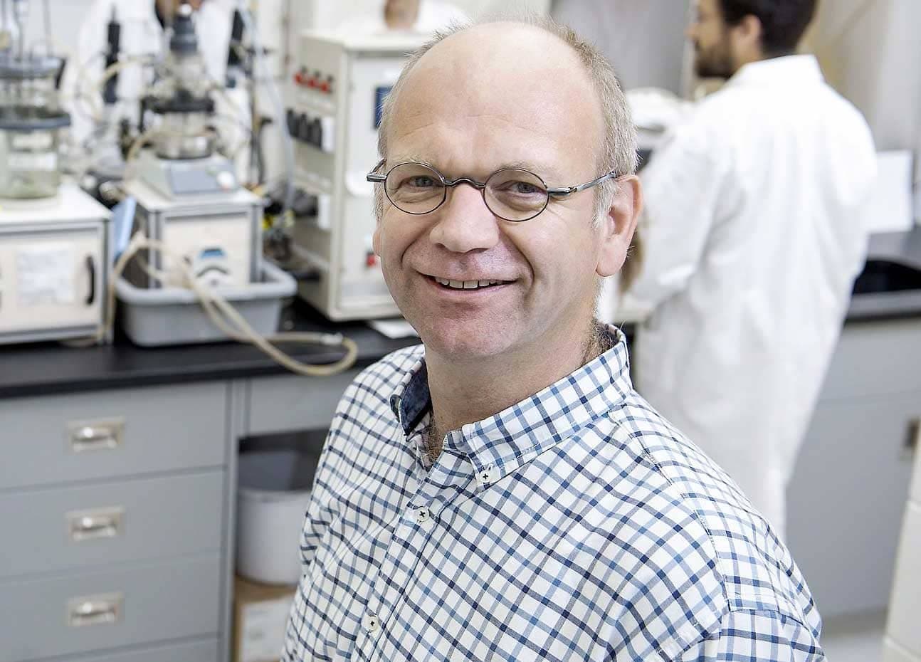 Le professeur Peter Vanrolleghem, du Département de génie civil et de génie des eaux de l’Université Laval, étudie les eaux usées de la ville de Québec à la recherche d’une trace de coronavirus dans son laboratoire.