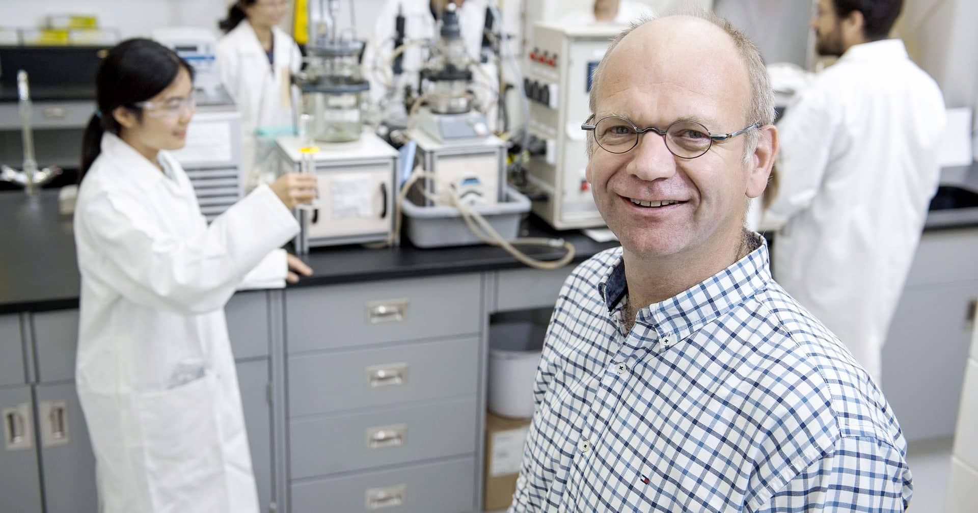 Le professeur en génie des eaux Peter Vanrolleghem dans son laboratoire, à l’Université Laval, où il étudie les eaux usées à la recherche de traces du coronavirus.