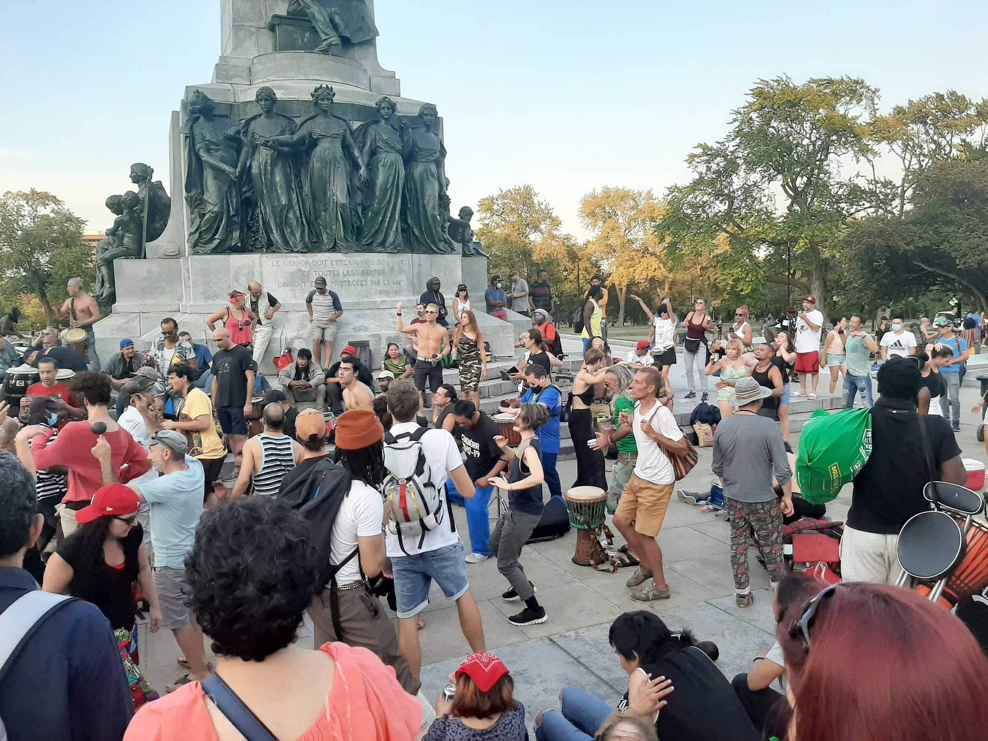 Des dizaines de personnes étaient rassemblées au pied du mont Royal dimanche.