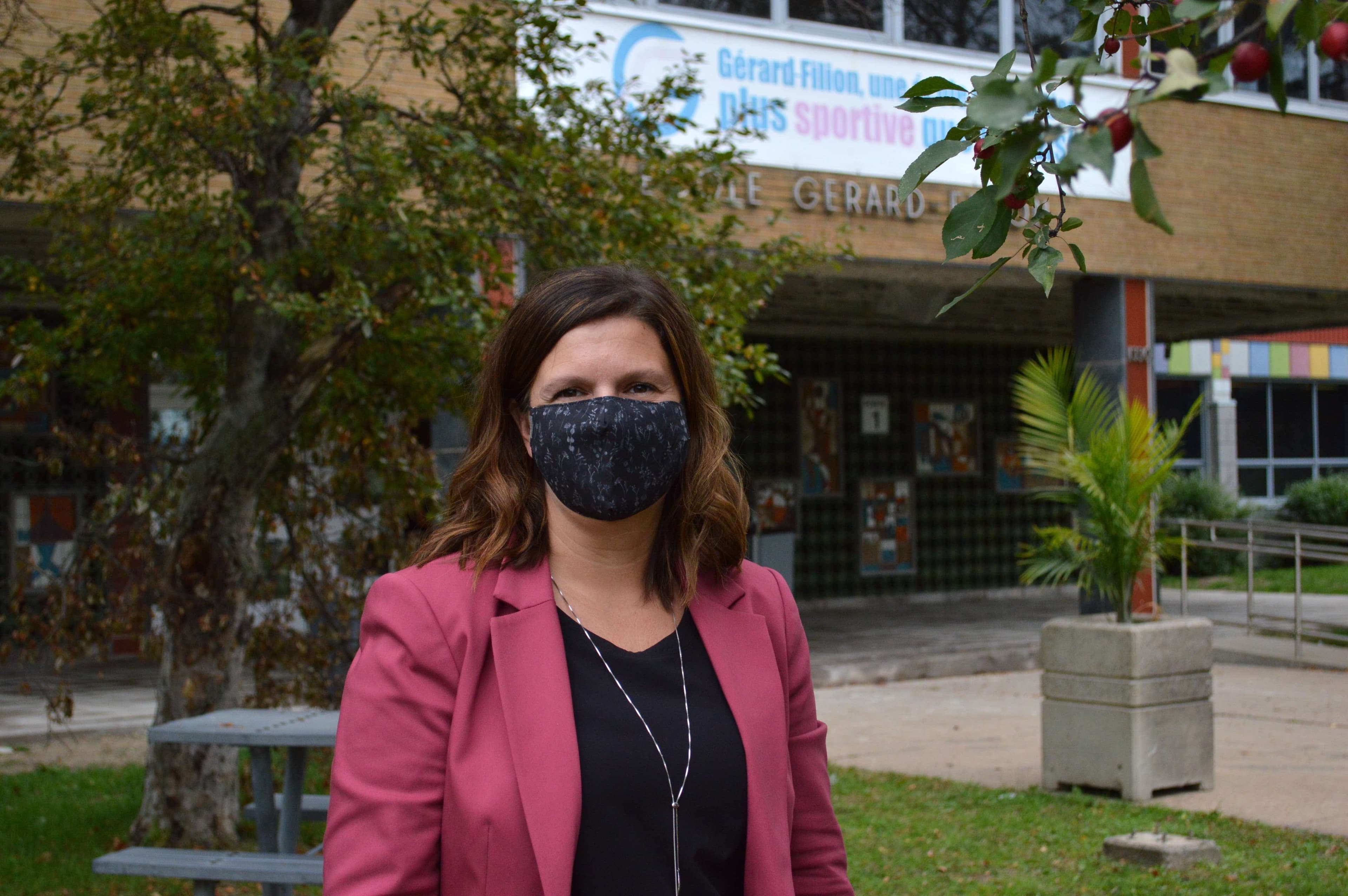 Nadia Caron est la directrice de l’école secondaire Gérard-Filion, qui doit fermer ses portes jusqu’au 12 octobre en raison d’une éclosion de coronavirus qui touche 26 élèves et 7 membres du personnel.