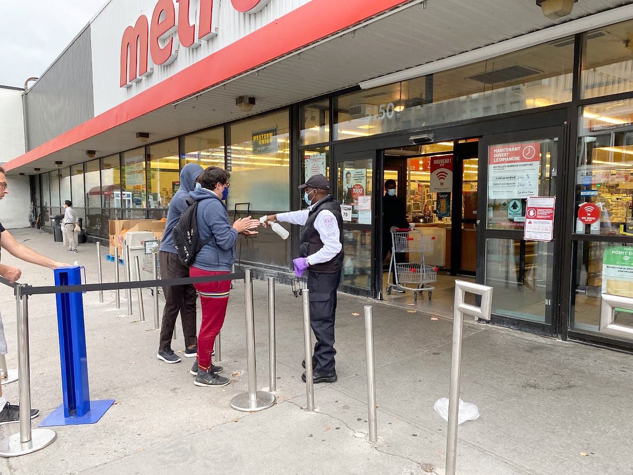 Les mesures de sécurité pourraient être accrues dans les supermarchés des zones rouges, comme à cet établissement de l’enseigne Metro, de l’avenue Côte-des-Neiges, à Montréal.