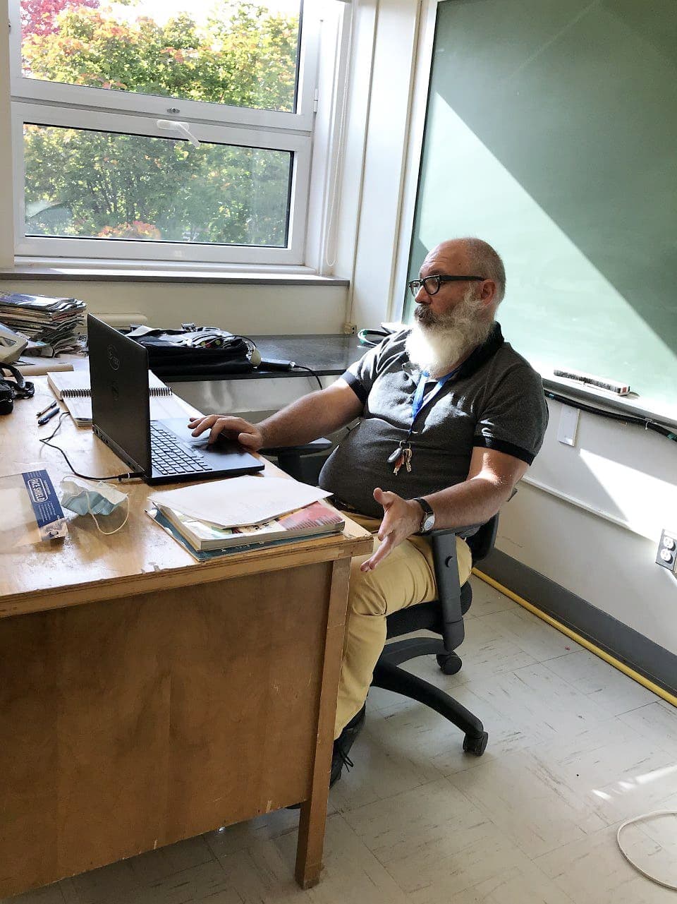 Jean Boucher, enseignant en univers social, fait l’enseignement à distance à ses élèves de l’école secondaire Jean-de-Brébeuf qui sont confinés à la maison.