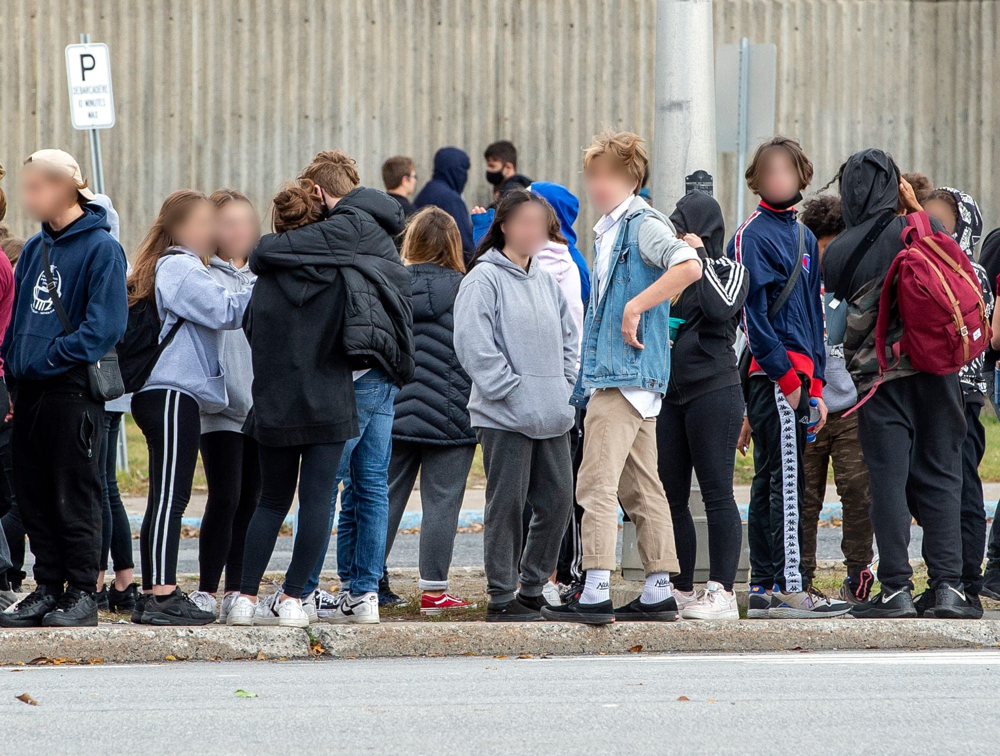 Qu’est-ce qu’on attend pour diminuer les groupes-classes, imposer le port du masque en tout temps et le faire enfiler aux tout-petits ?