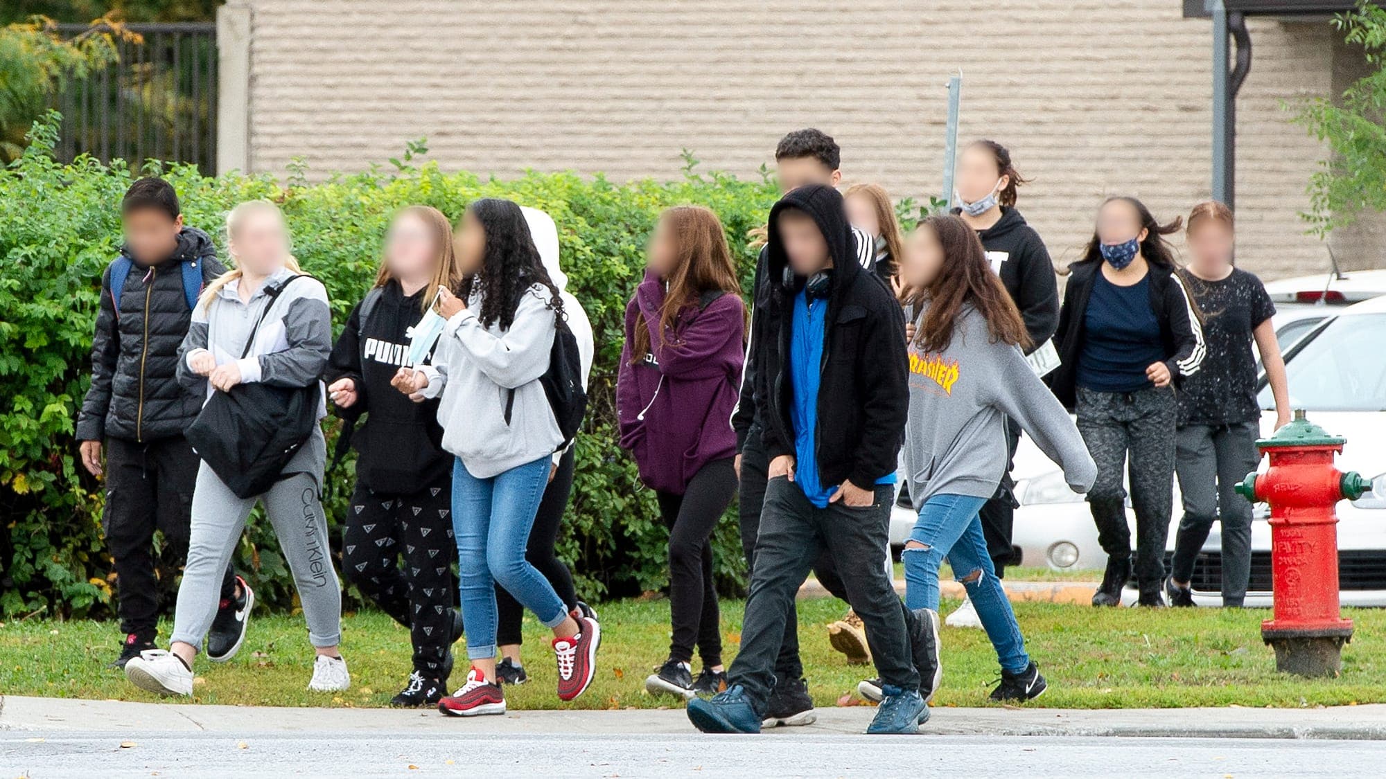 Des jeunes de l’école Jacques-Rousseau, à Longueuil, ne respectaient pas la distanciation physique.